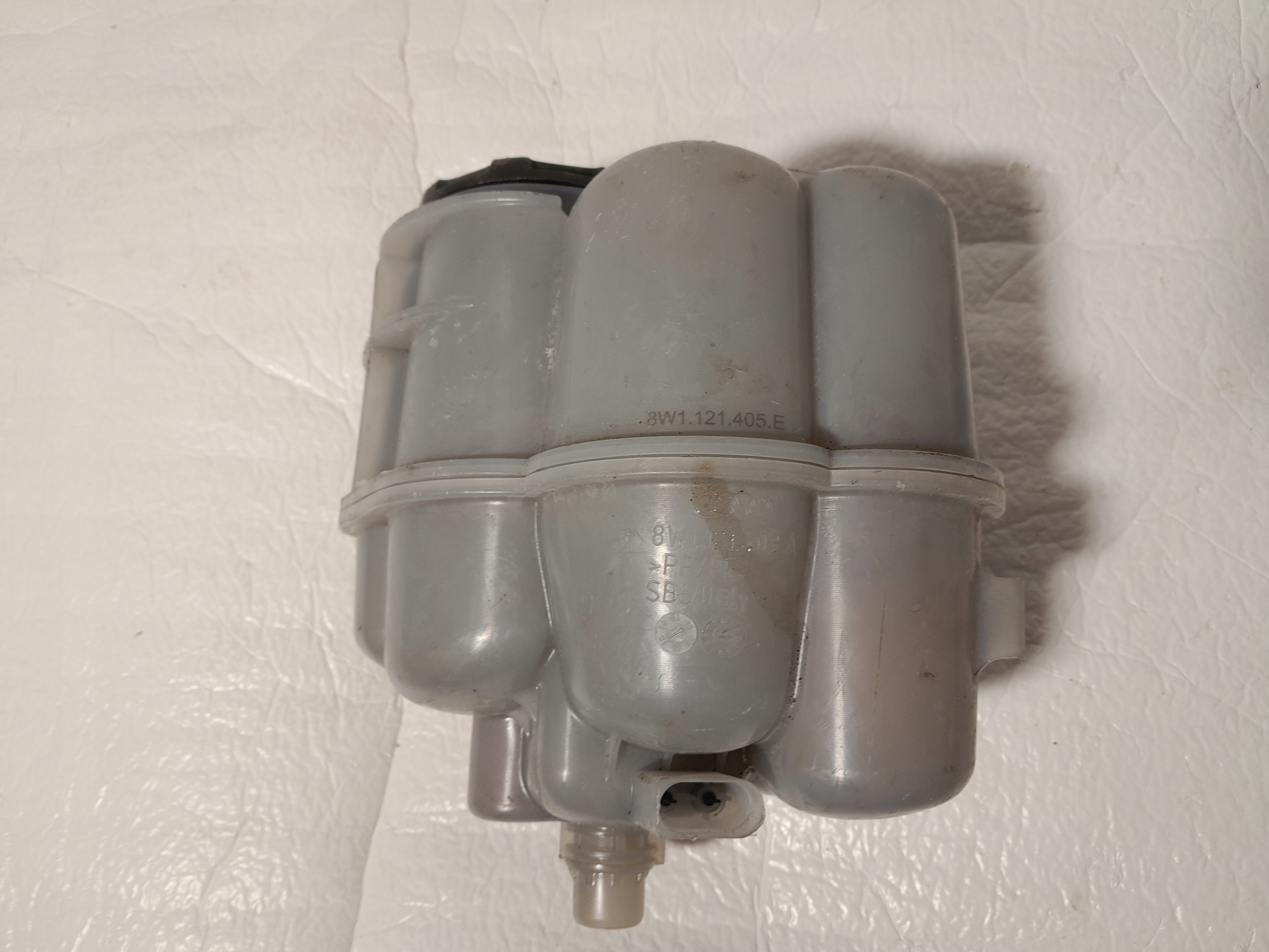 AUDI A4 B9 Réservoir eau 8W1121405E