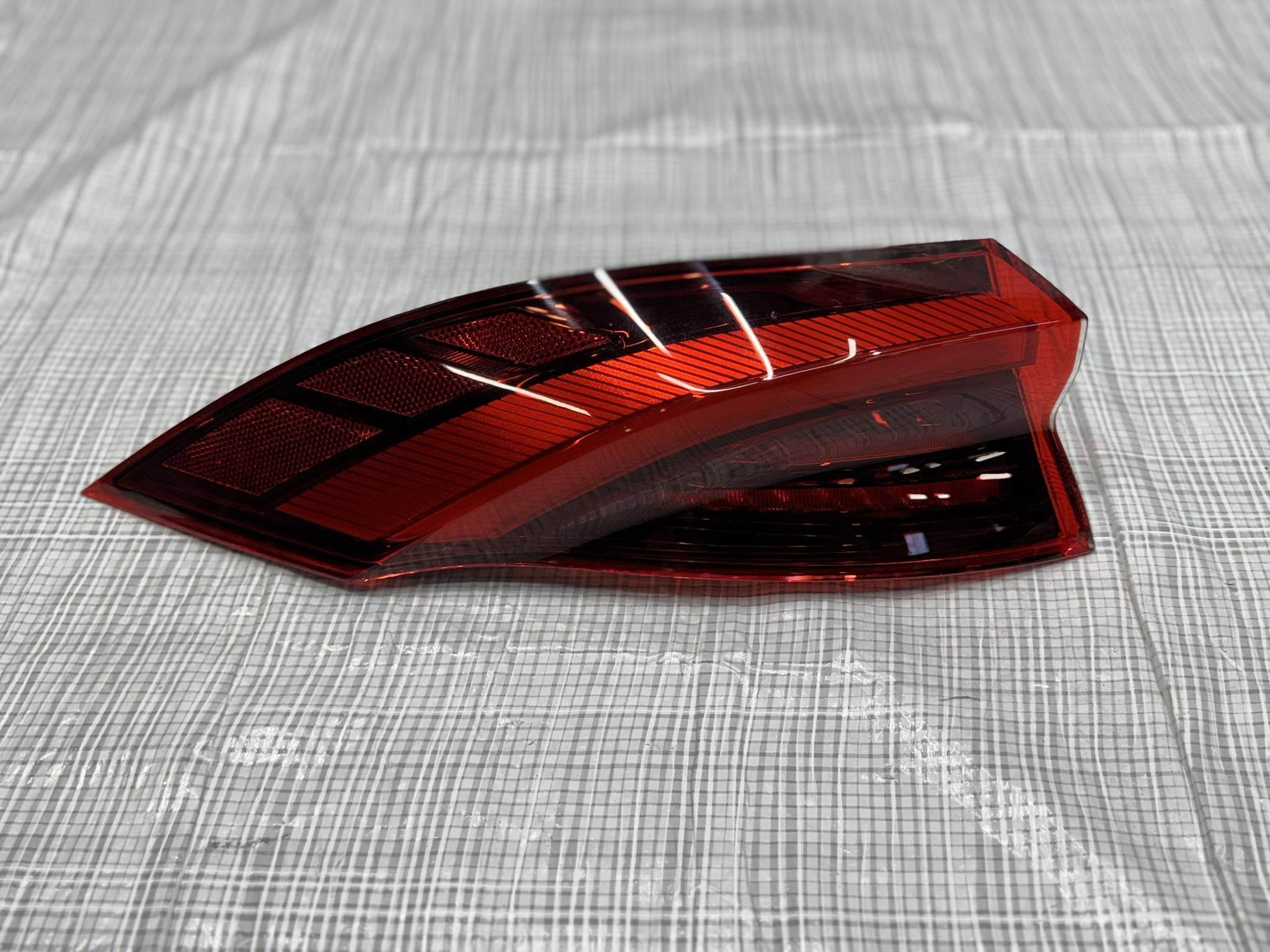 фонарь левый MASERATI GRECALE 670157332