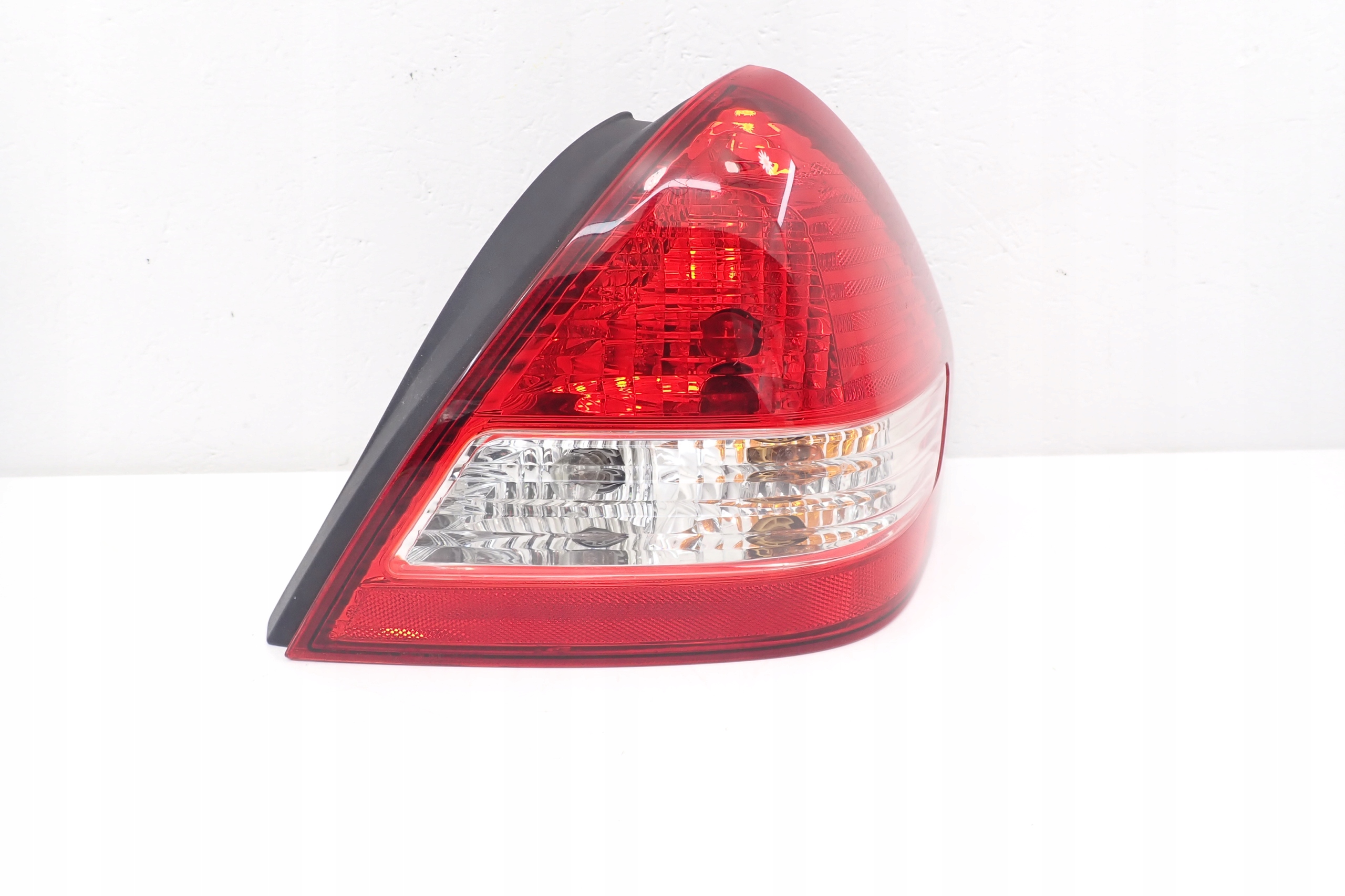 NISSAN VERSA СЕДАН ФАРА ЗАД. ЗАДНЯ ПРАВА