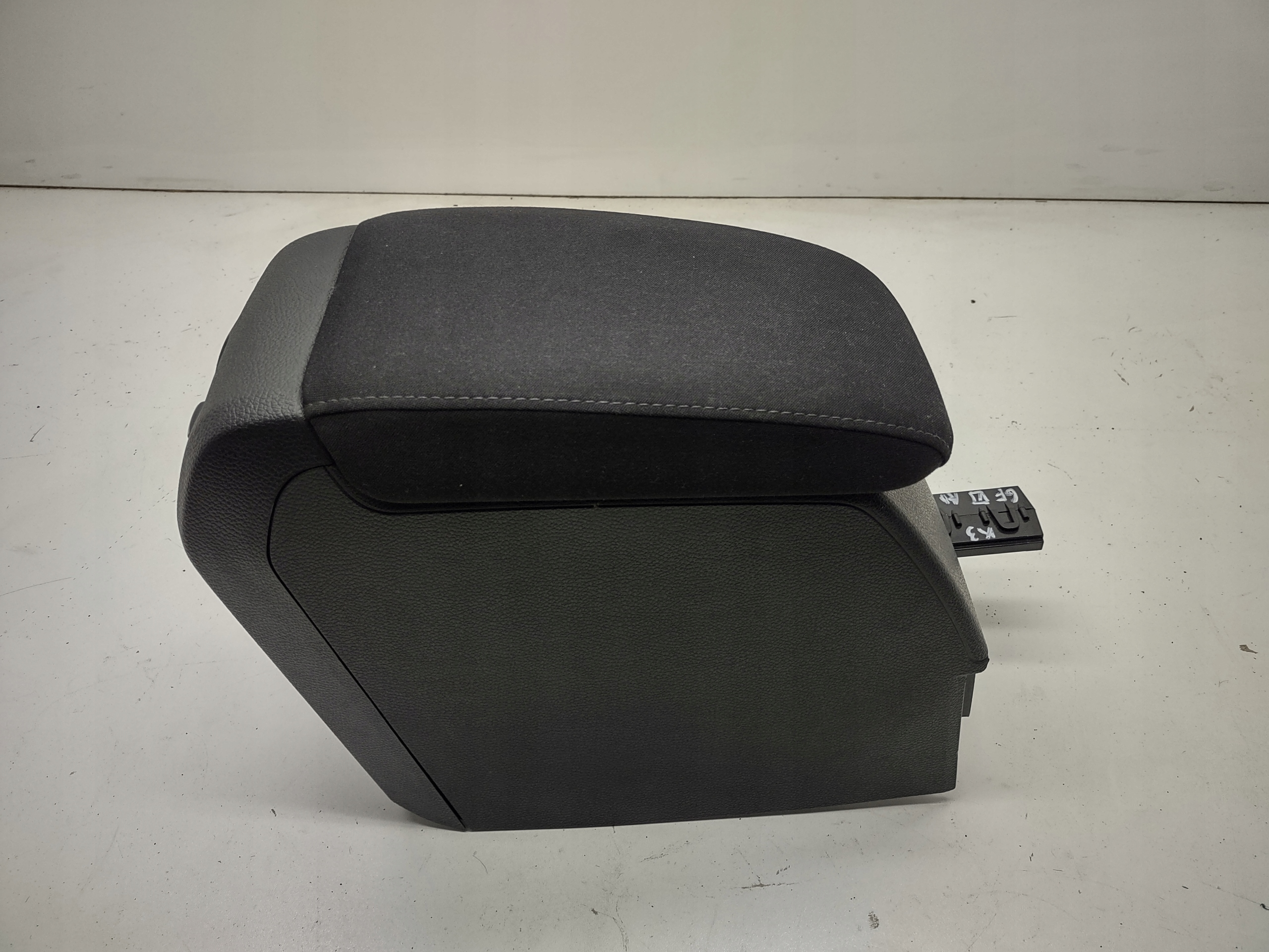 подлокотник vw GOLF VI 5K 2009-2013r. материал оригинал