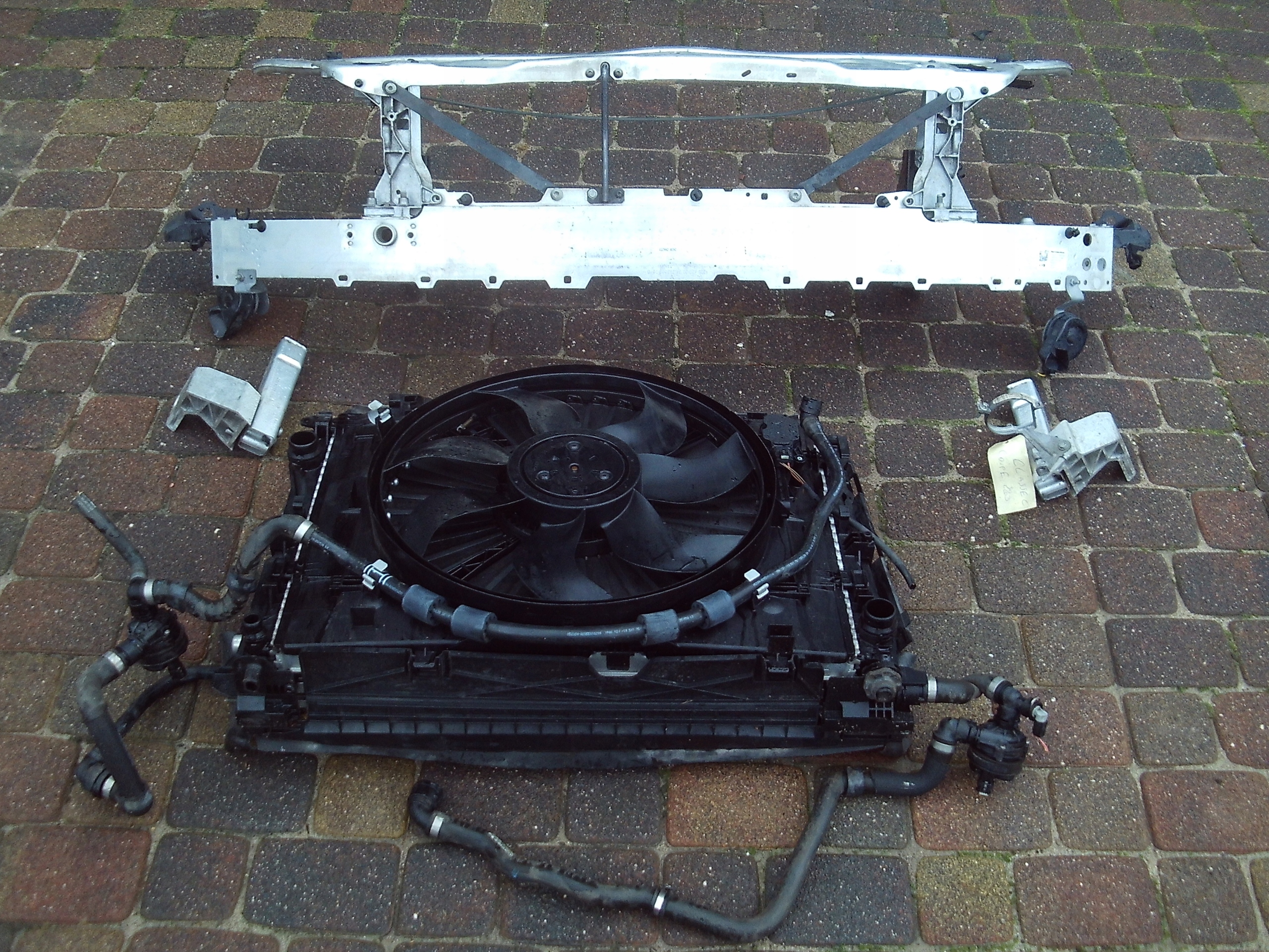 CHŁODNICE PAS BELKA MERCEDES C KLASA W205 LIFT