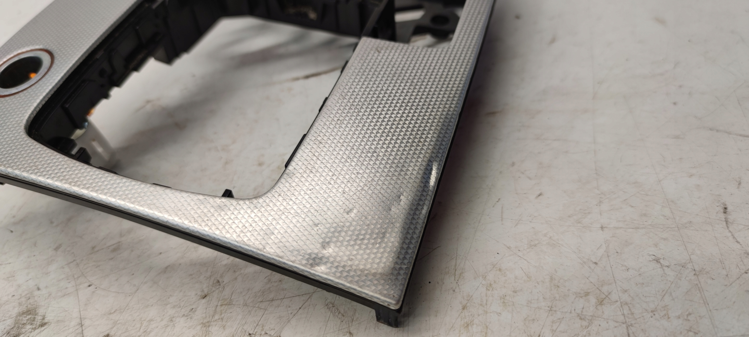 TUNEL mitte DEKOR AUDI Q7 4L 4L0864261 LUSKA