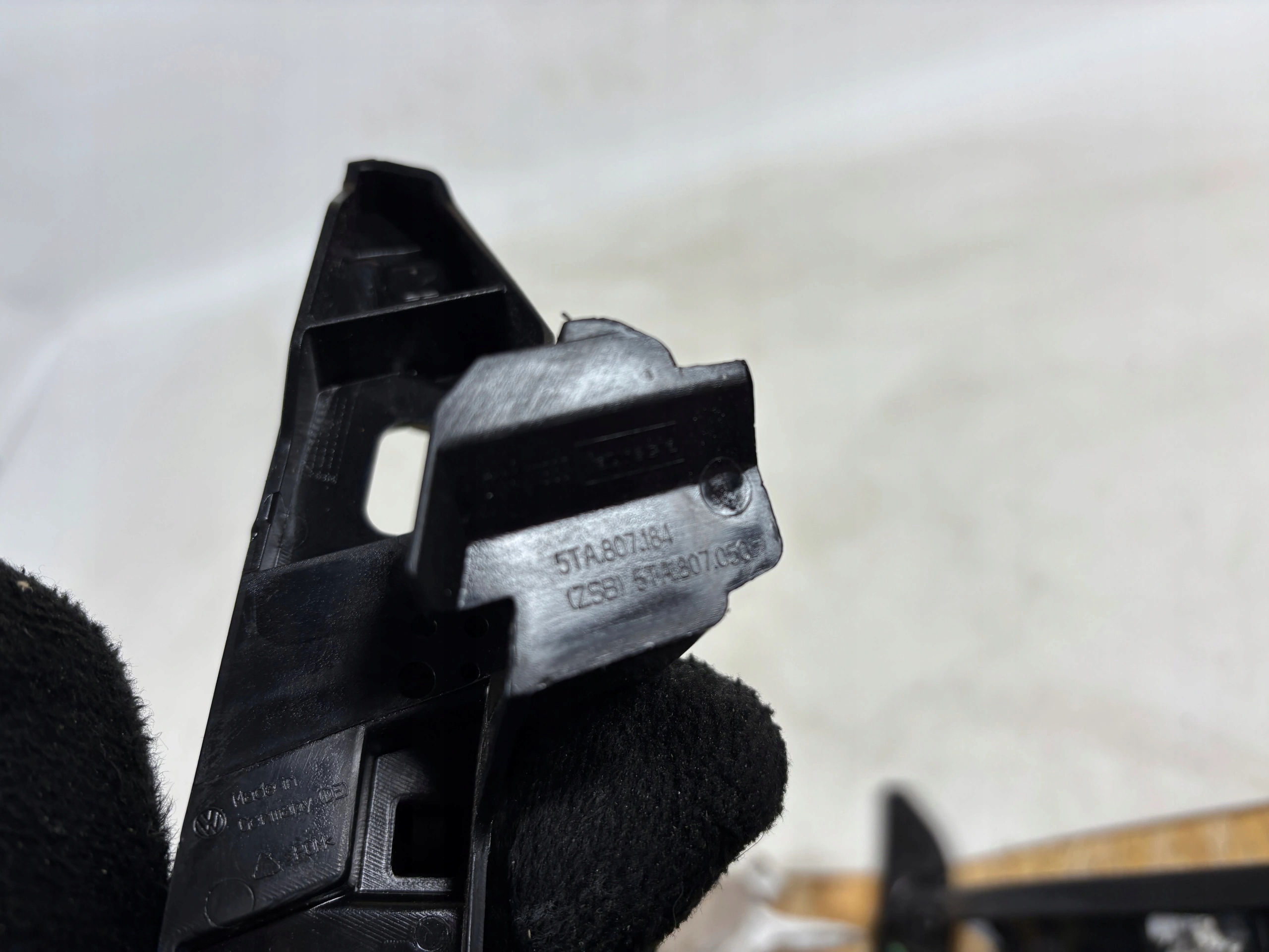 Volkswagen Touran III bumper bracket 5TA807184