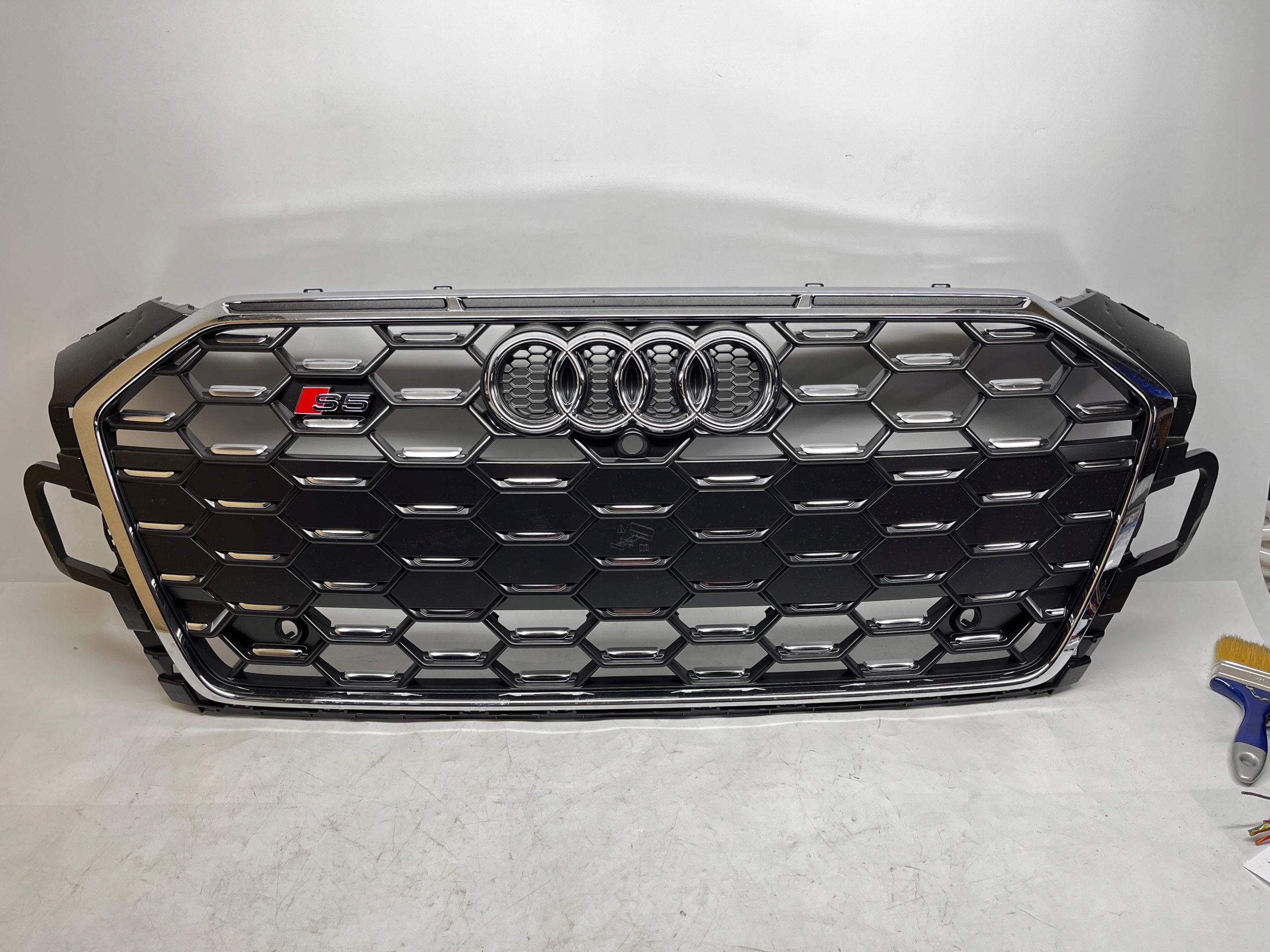AUDI A5 S5 GRILL ATRAPA MASKOWNICA 8W6853651BN Typ samochodu 4x4/SUV Samochody osobowe