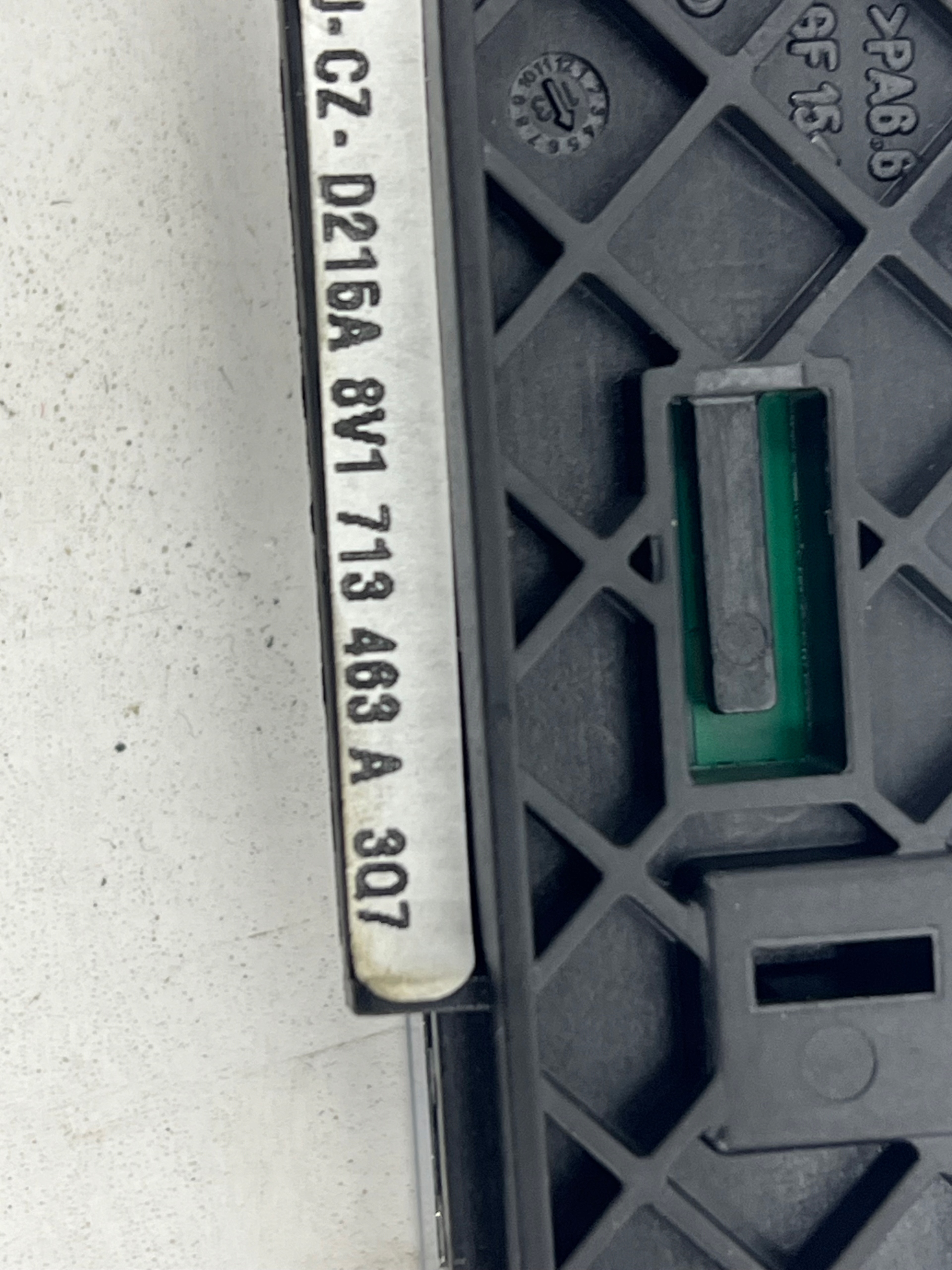 AUDI A3 8V PANEL RÁM zmeny prevodov AUTOMAT 8V1713463A