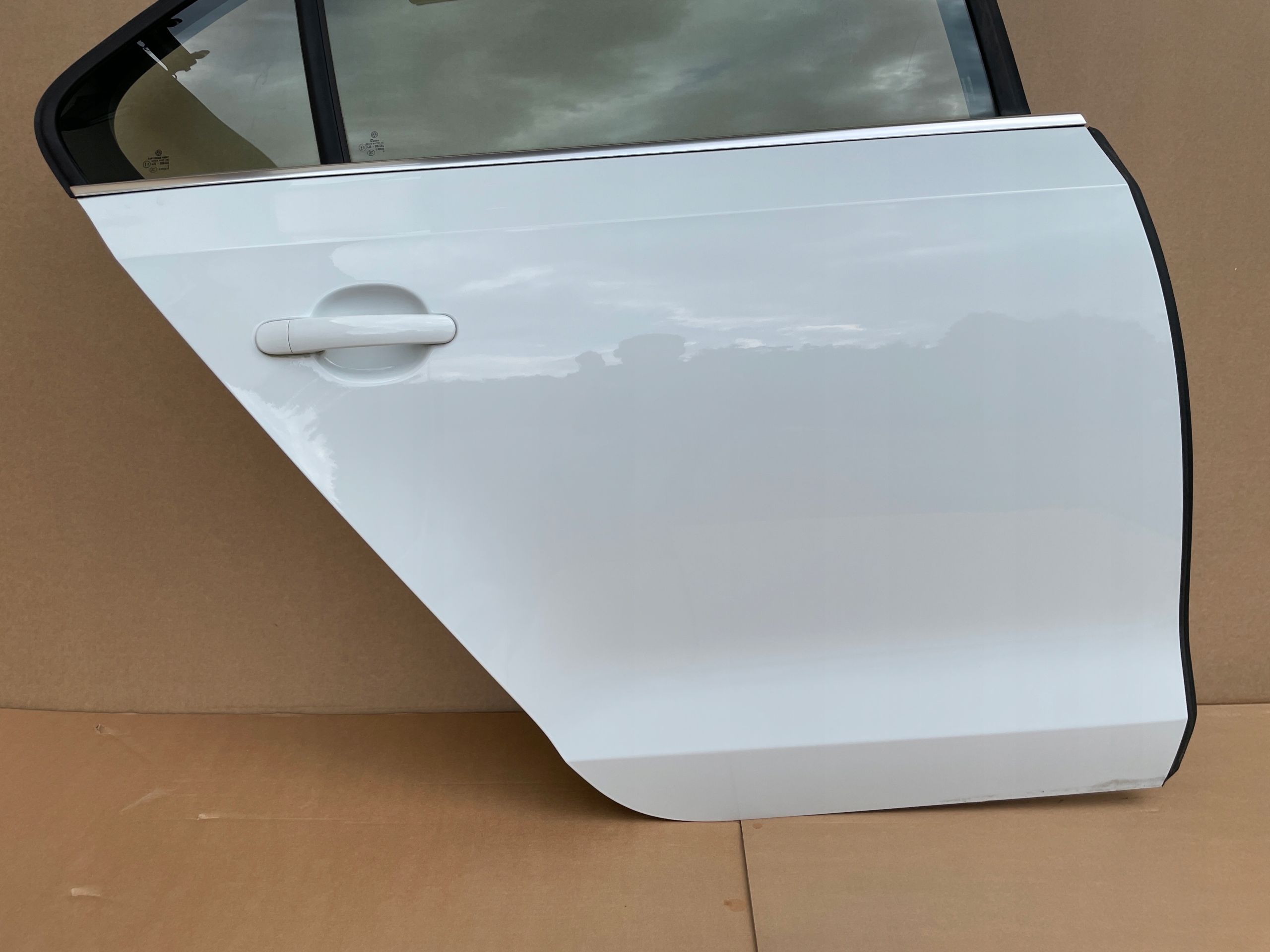 Drzwi PT VW Jetta 5C6 LC9A szyba 2016 5C6833056E Numer katalogowy części 5C6833056E