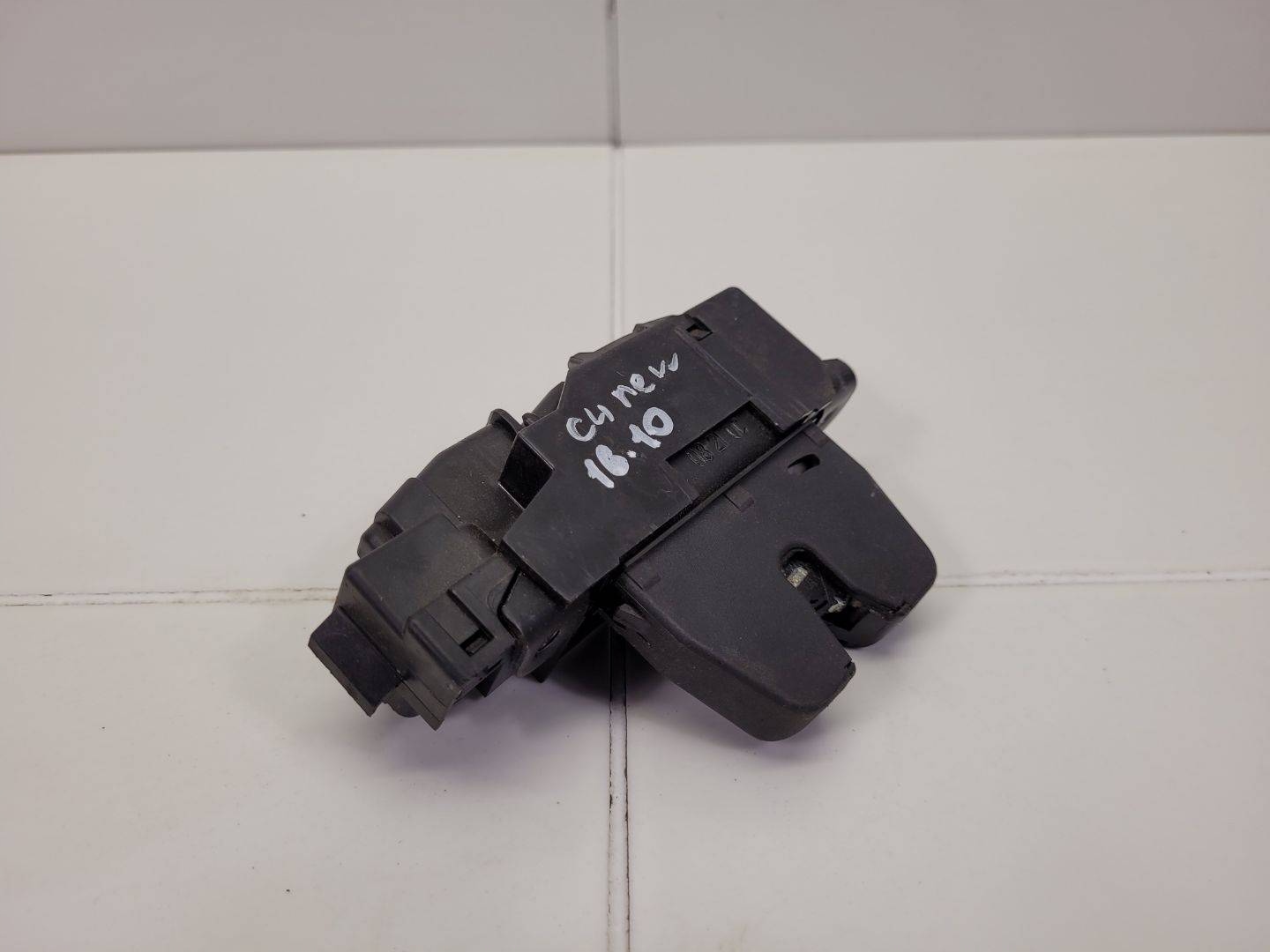lock bonnet boot Renault Captur 2016 905039428R