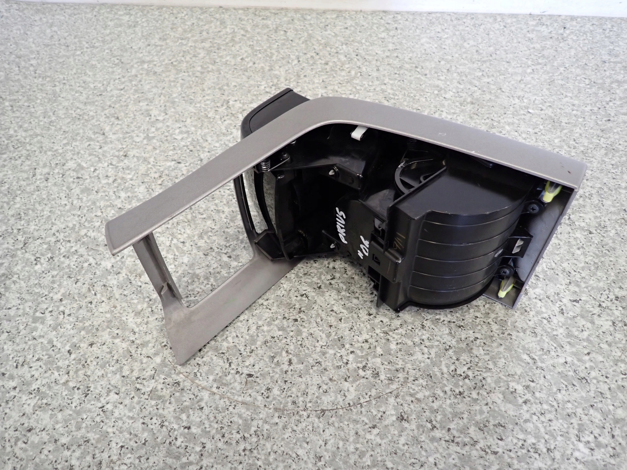 TOYOTA PRIUS II 03-09 бардачок тунель середина