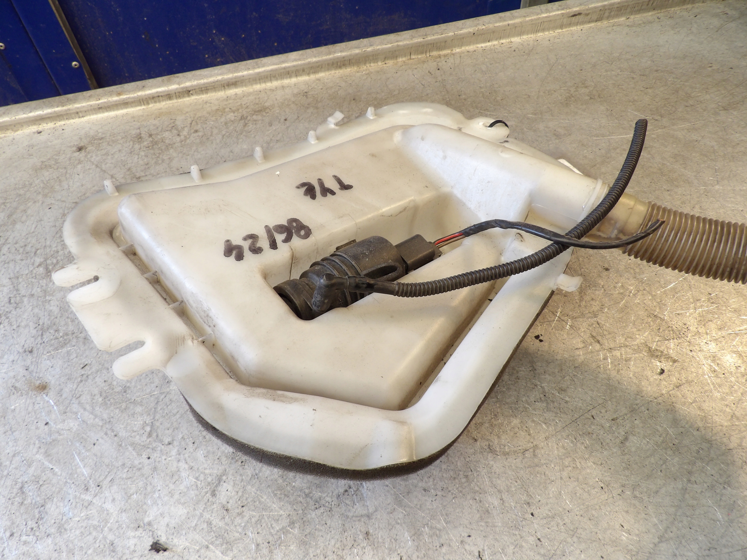 BMW E46 - Behälter Spritzdüse heck 6168 8 374557