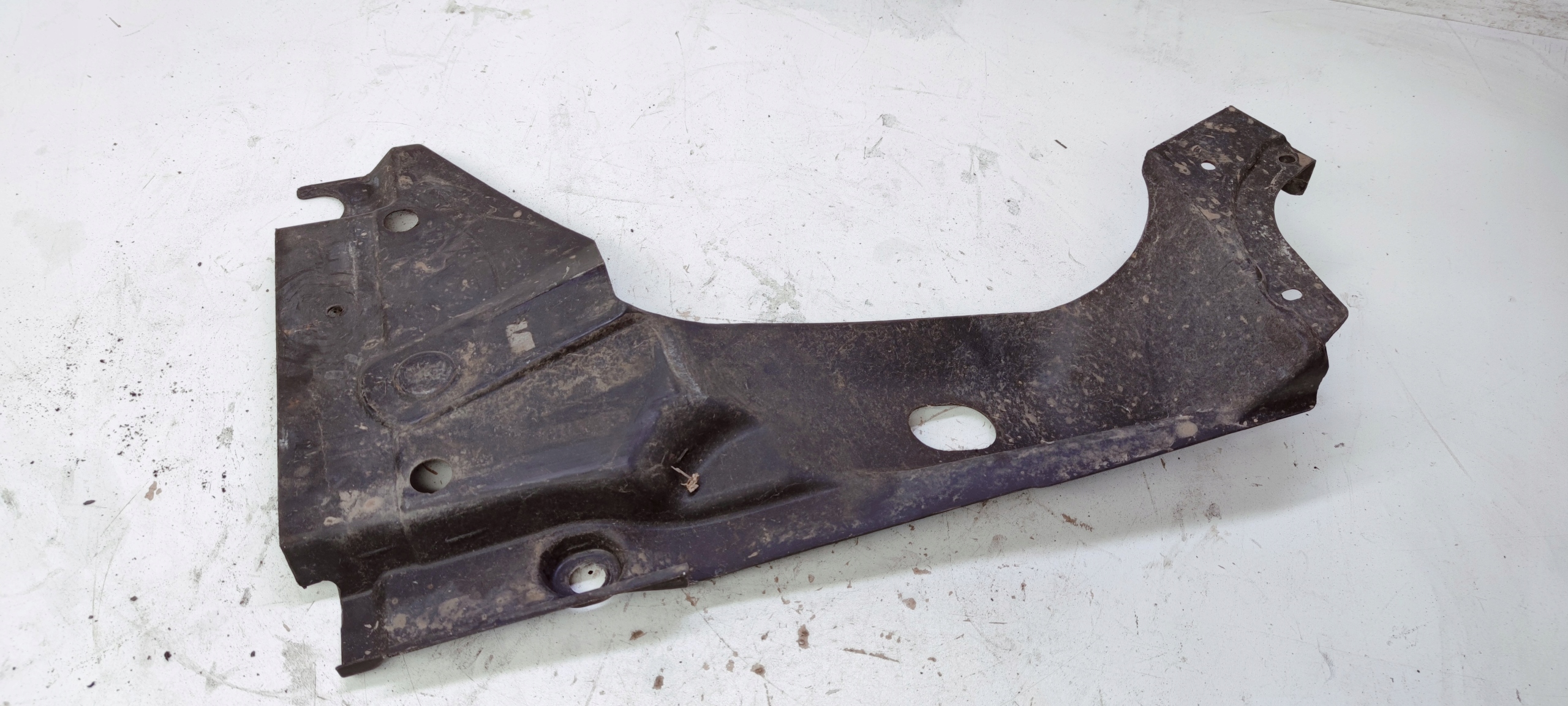 cover chassis right rear part AUDI A4 B7 8H0825216B