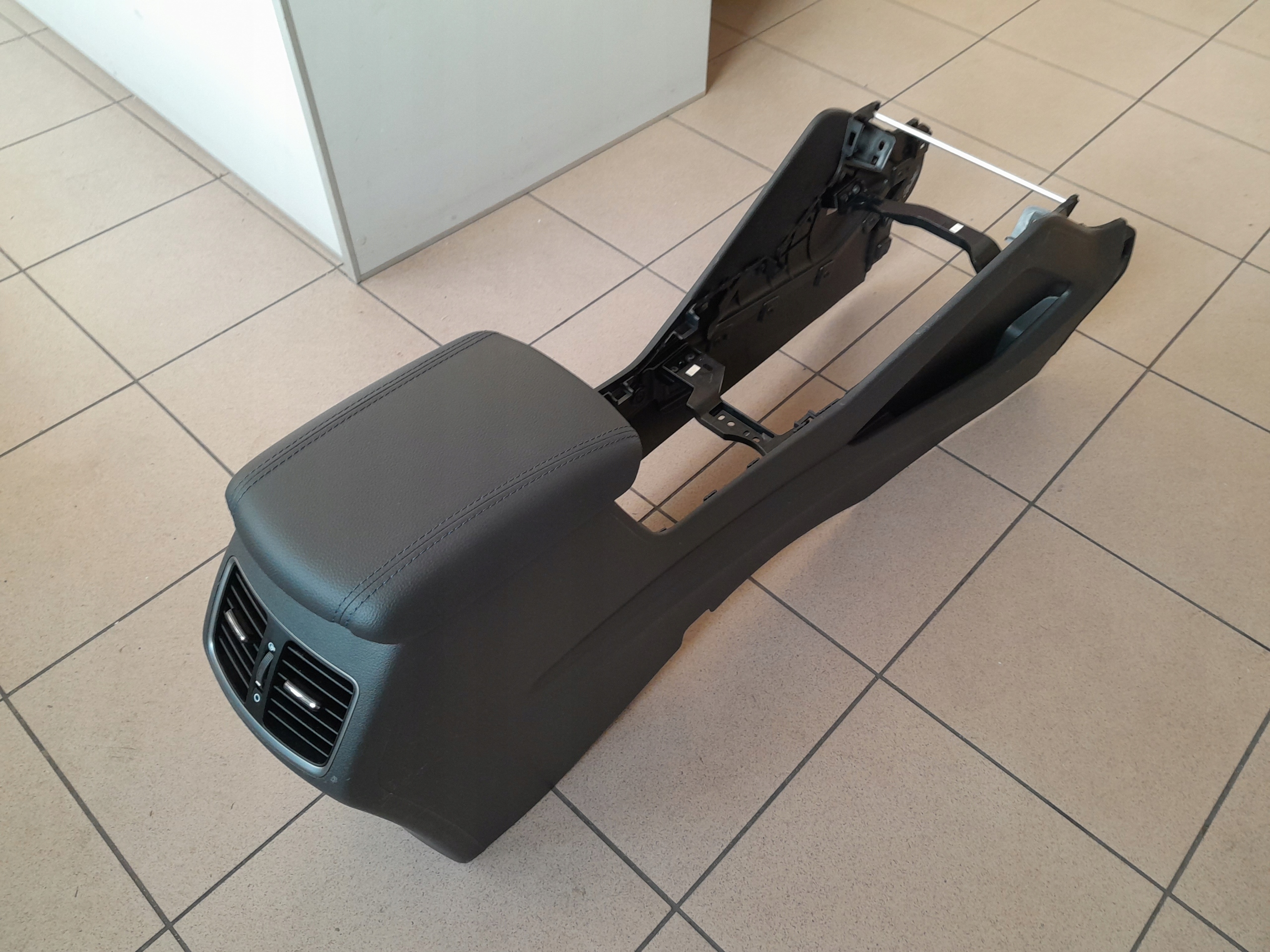 84678-D7201 84612-D7200TRY - HYUNDAI TUCSON II 2015-18 ТУННЕЛЬ ПОДЛОКОТНИК