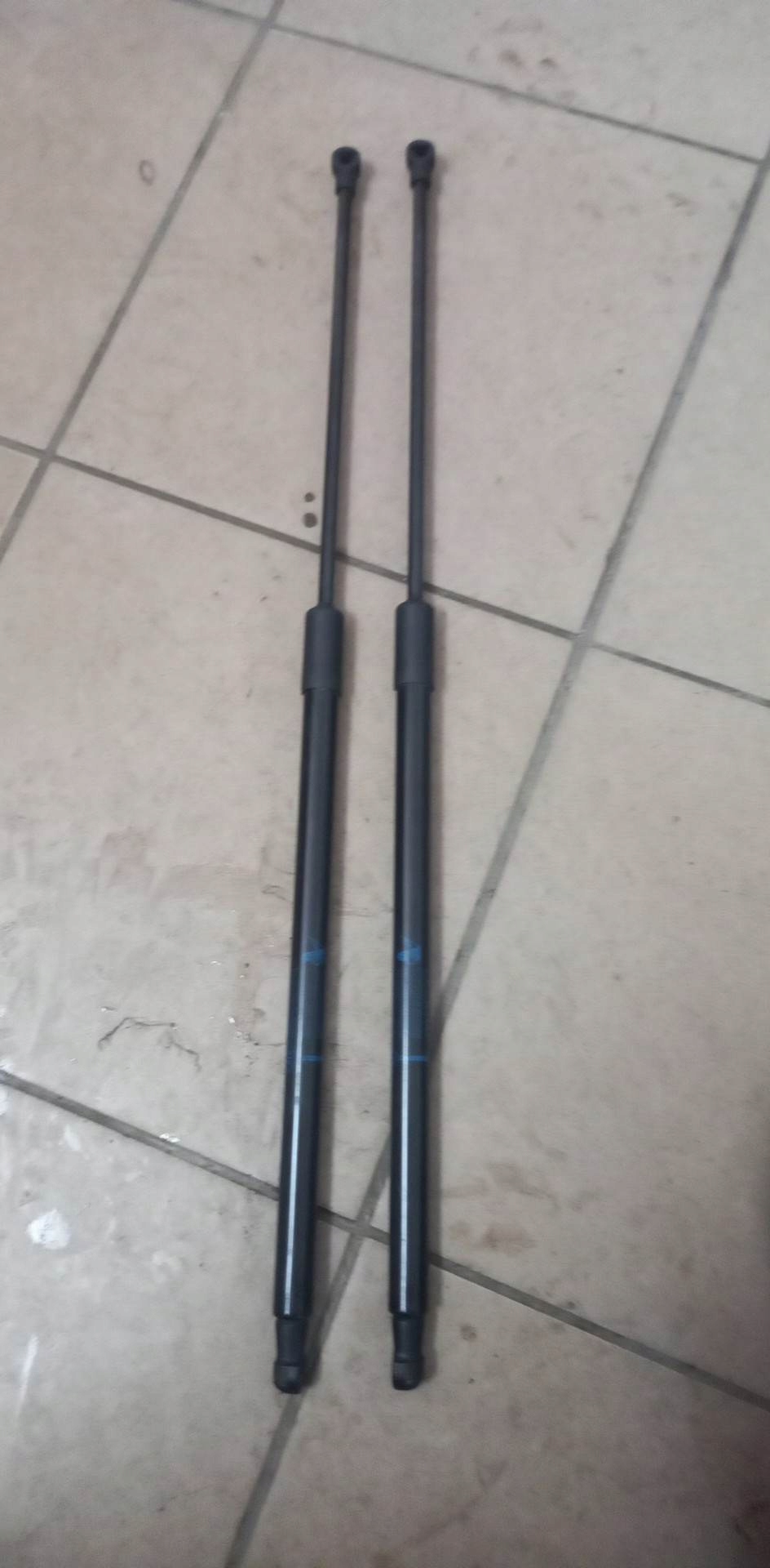 SIŁOWNIK MASKI DACIA DUSTER II 654718926R KPL