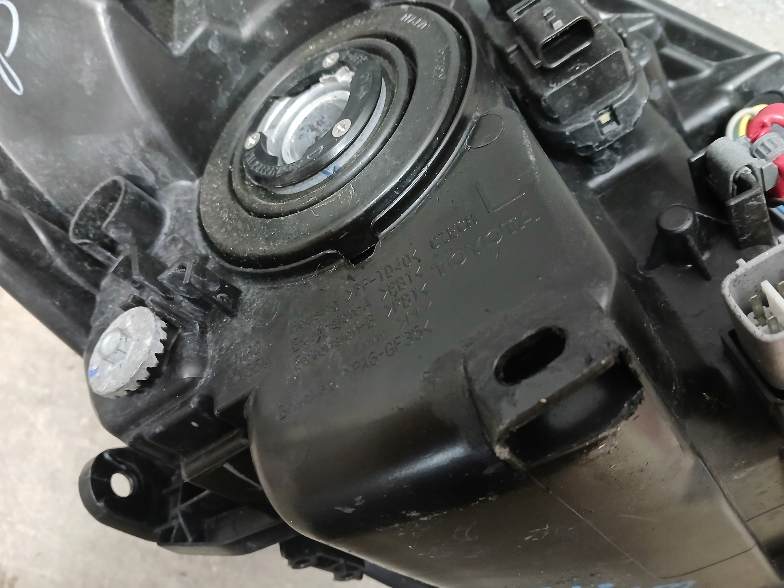 light front left TOYOTA YARIS III 3 LIFT 17- lens