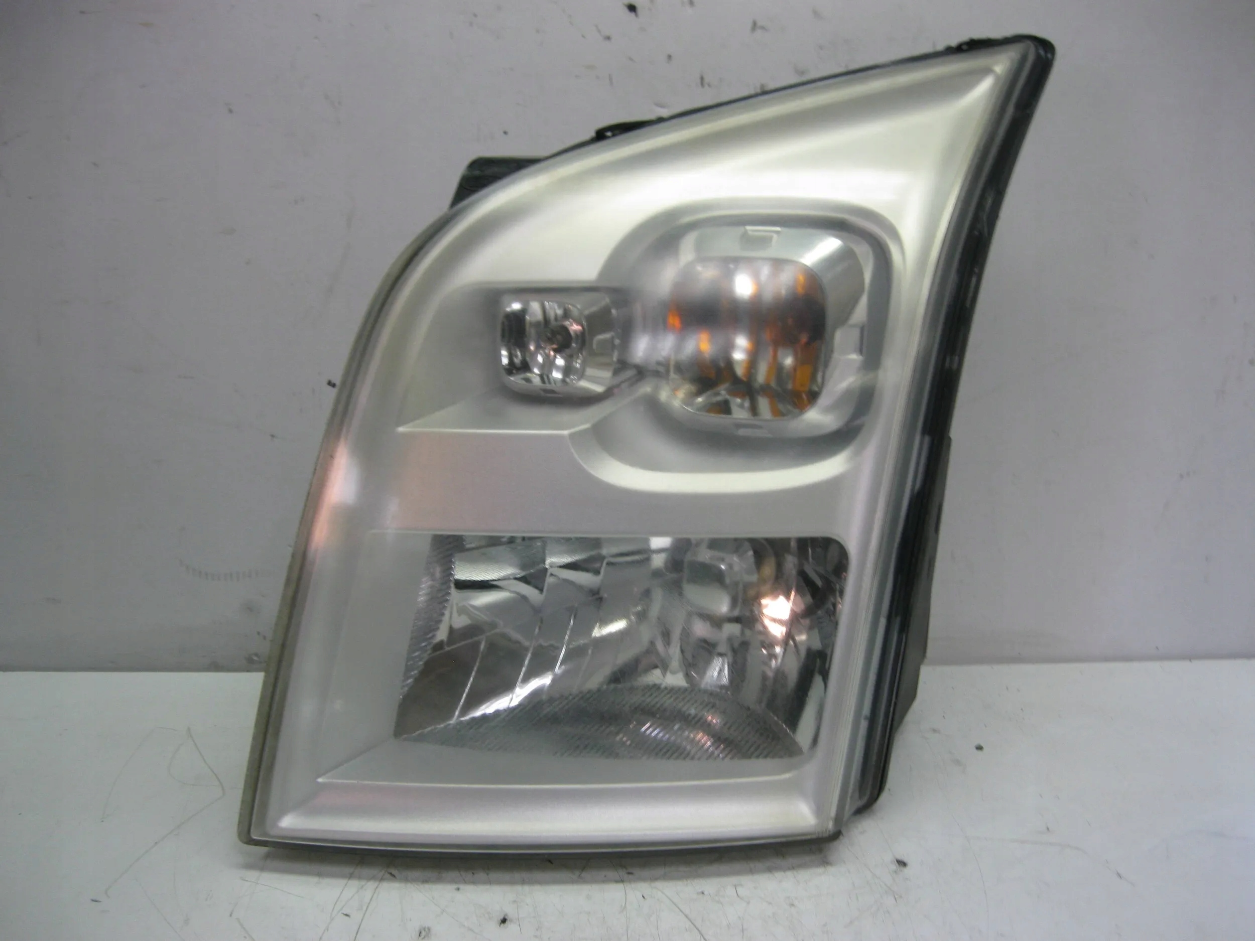 light front left Ford Transit 06