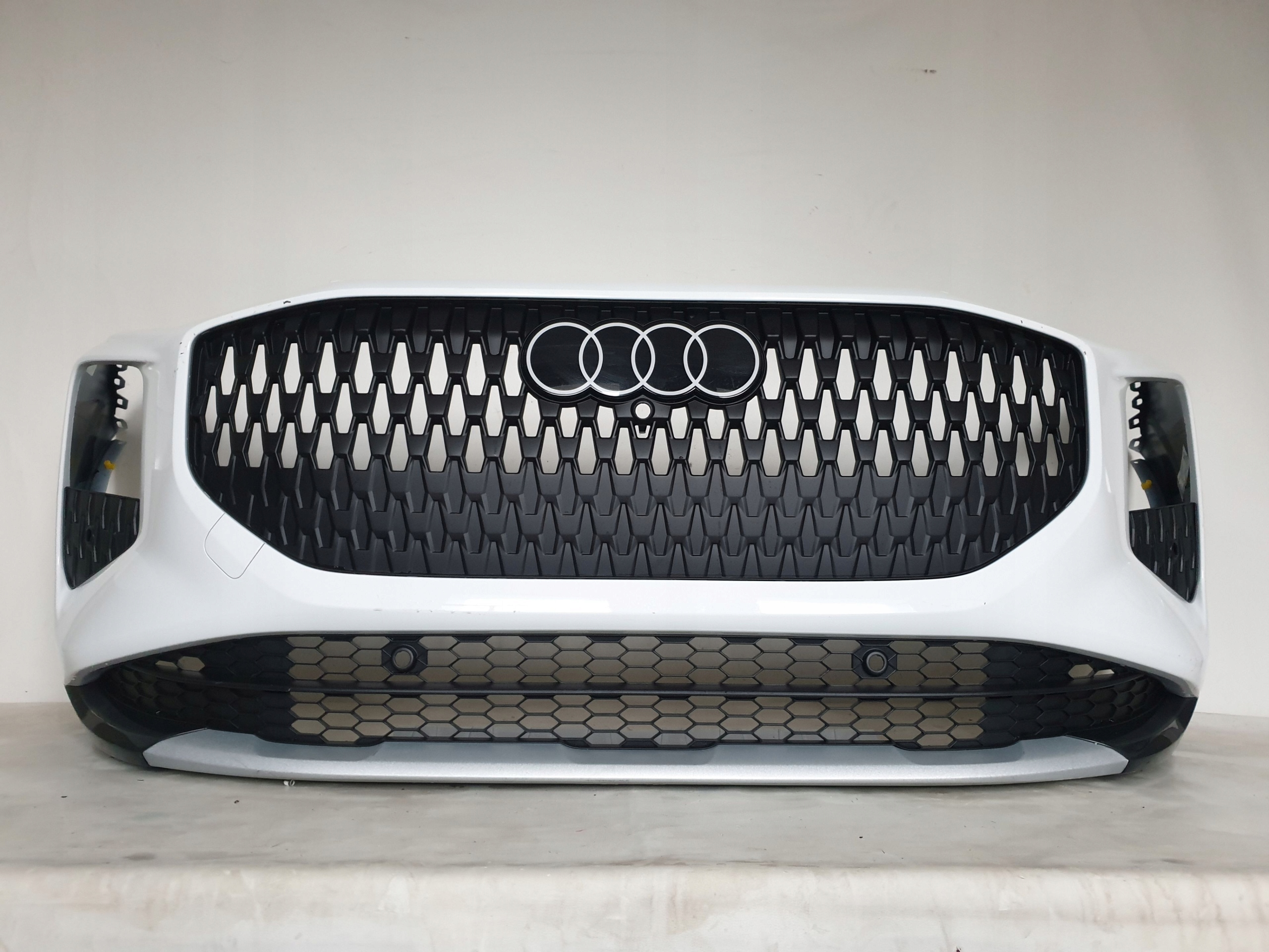 AUDI Q3 III 83H 25-> bumper front front 6xPDC 83H807437