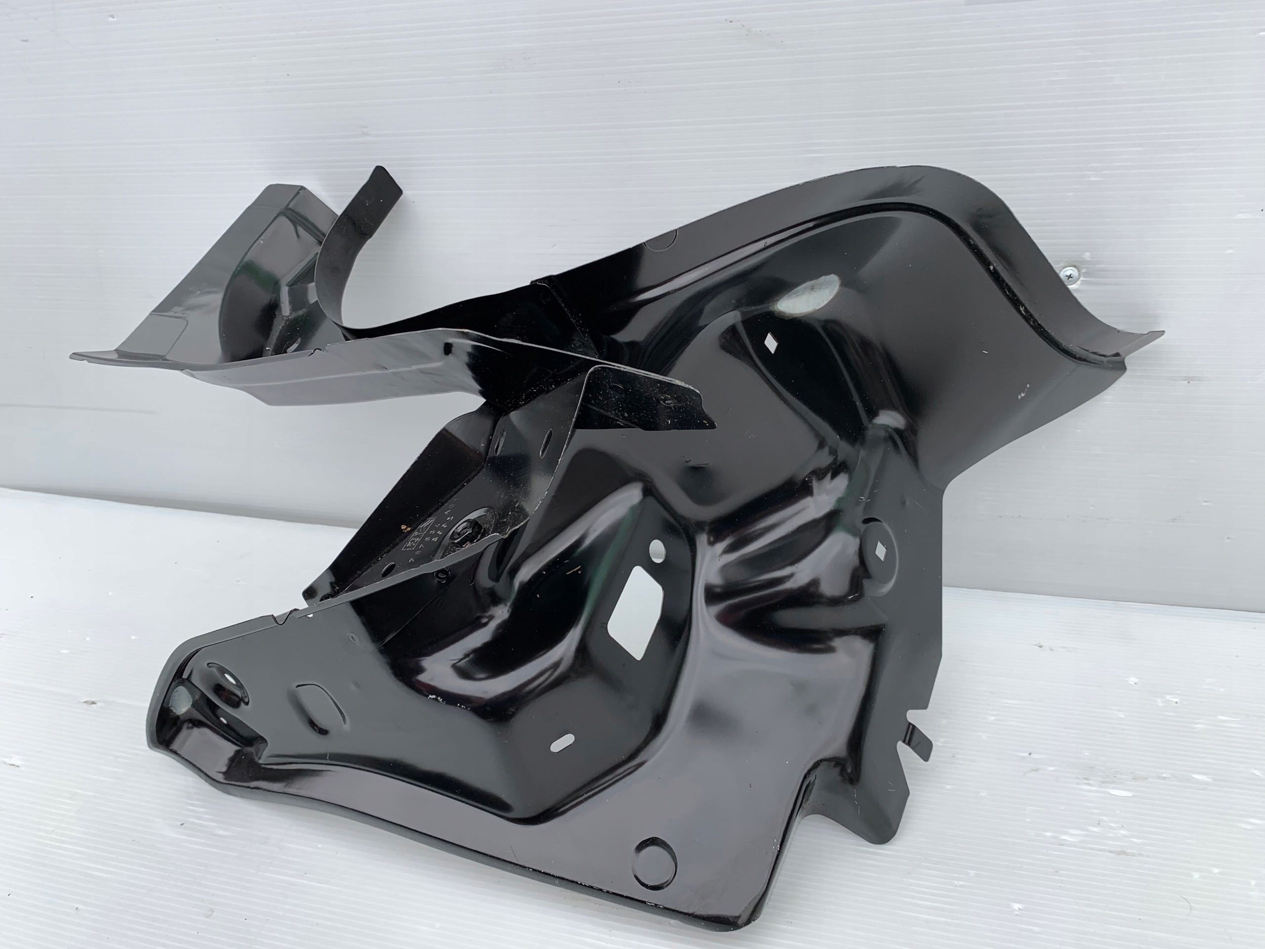 1608365080 - CITROEN C-ELYSEE КОРПУС ЛАМПЫ ЛЕВЫЙ ЗАДНИЙ ОБШИВКА