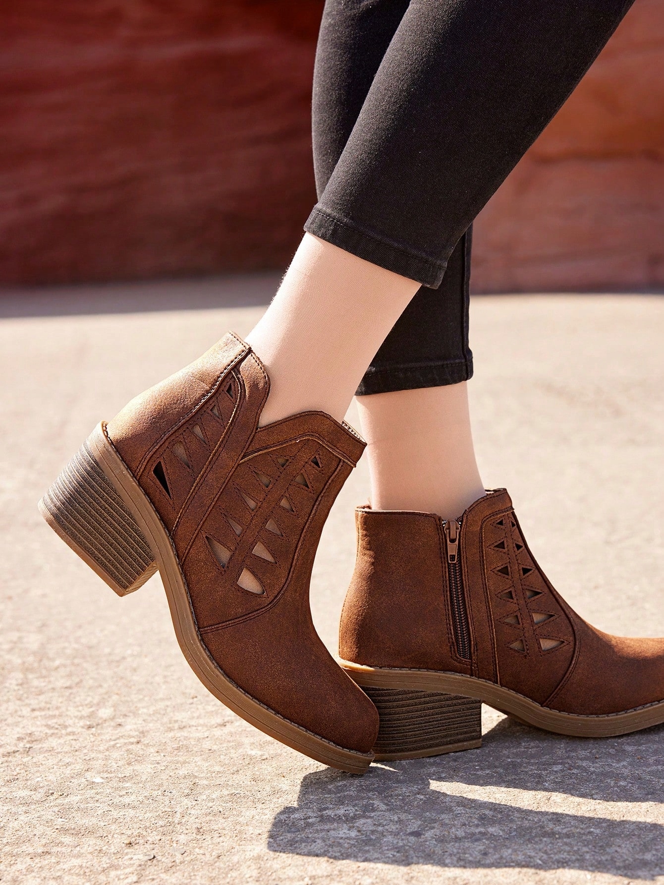 Kotníkové Boty Na Nubukovém Podpatku S Hnědými Výřezy Shein 40