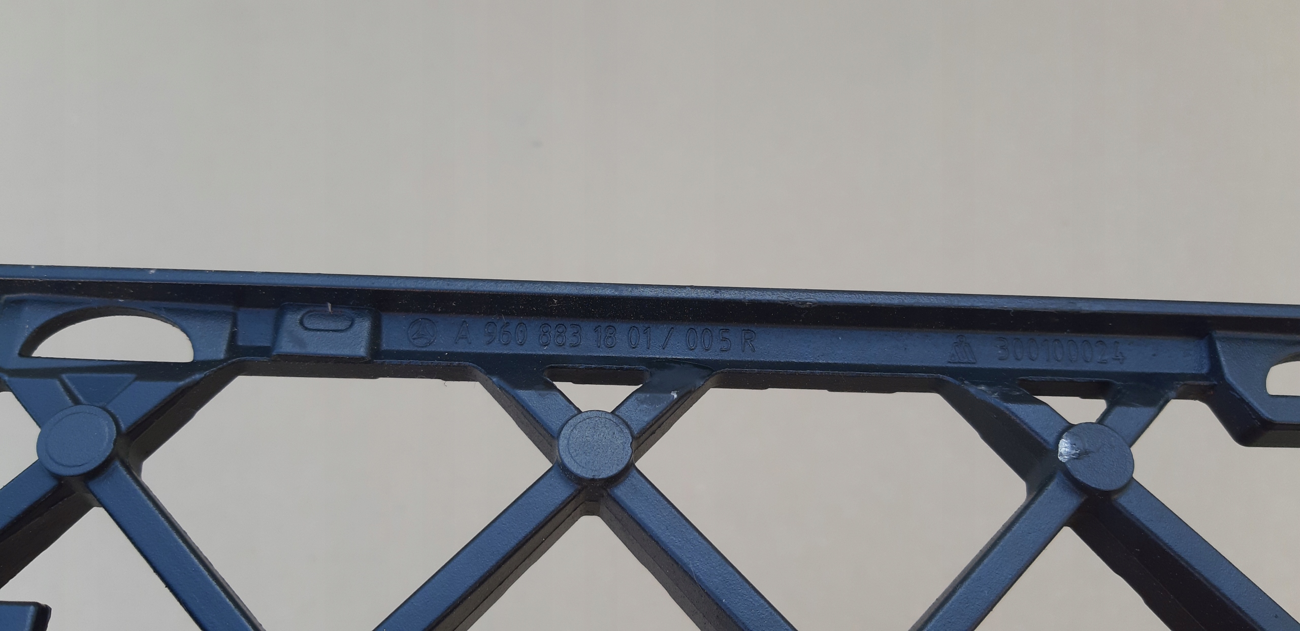 MERCEDES ACTROS MP4 MP5 STOPIEŃ PODNOŻEK GRILLA ATRAPY A9608831801 Strona zabudowy przód