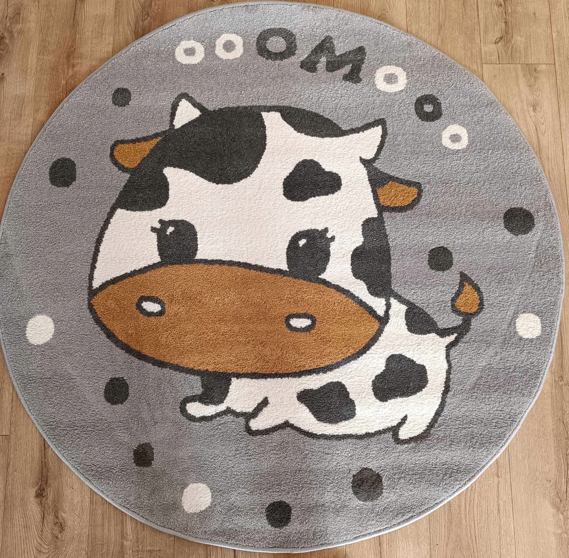 Okrúhly detský koberec s mäkkým vlasom, veselá kravička 140 cm