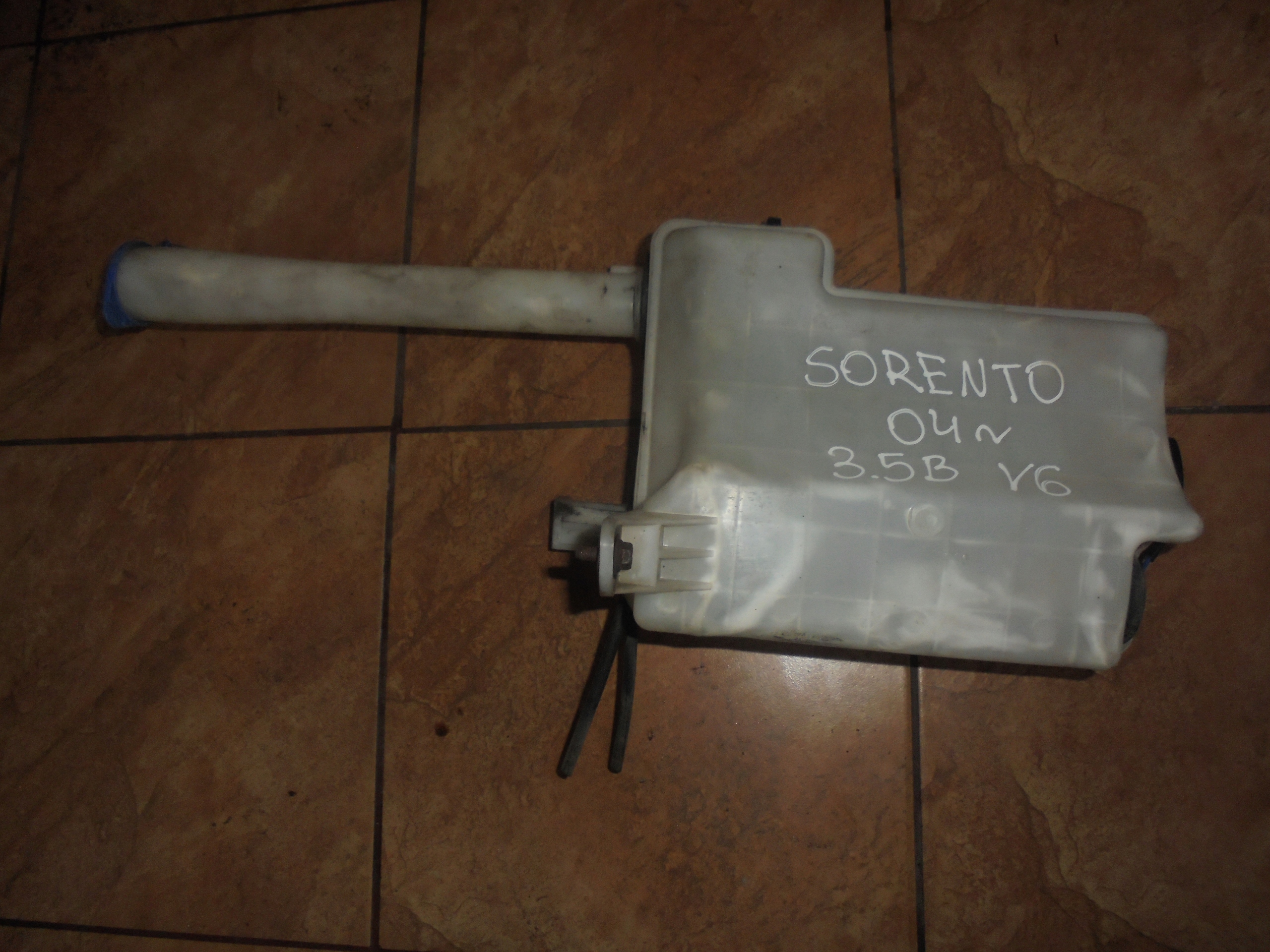 98510FD100 - KIA SORENTO 3.5 V6 04 бачок омывателя насос