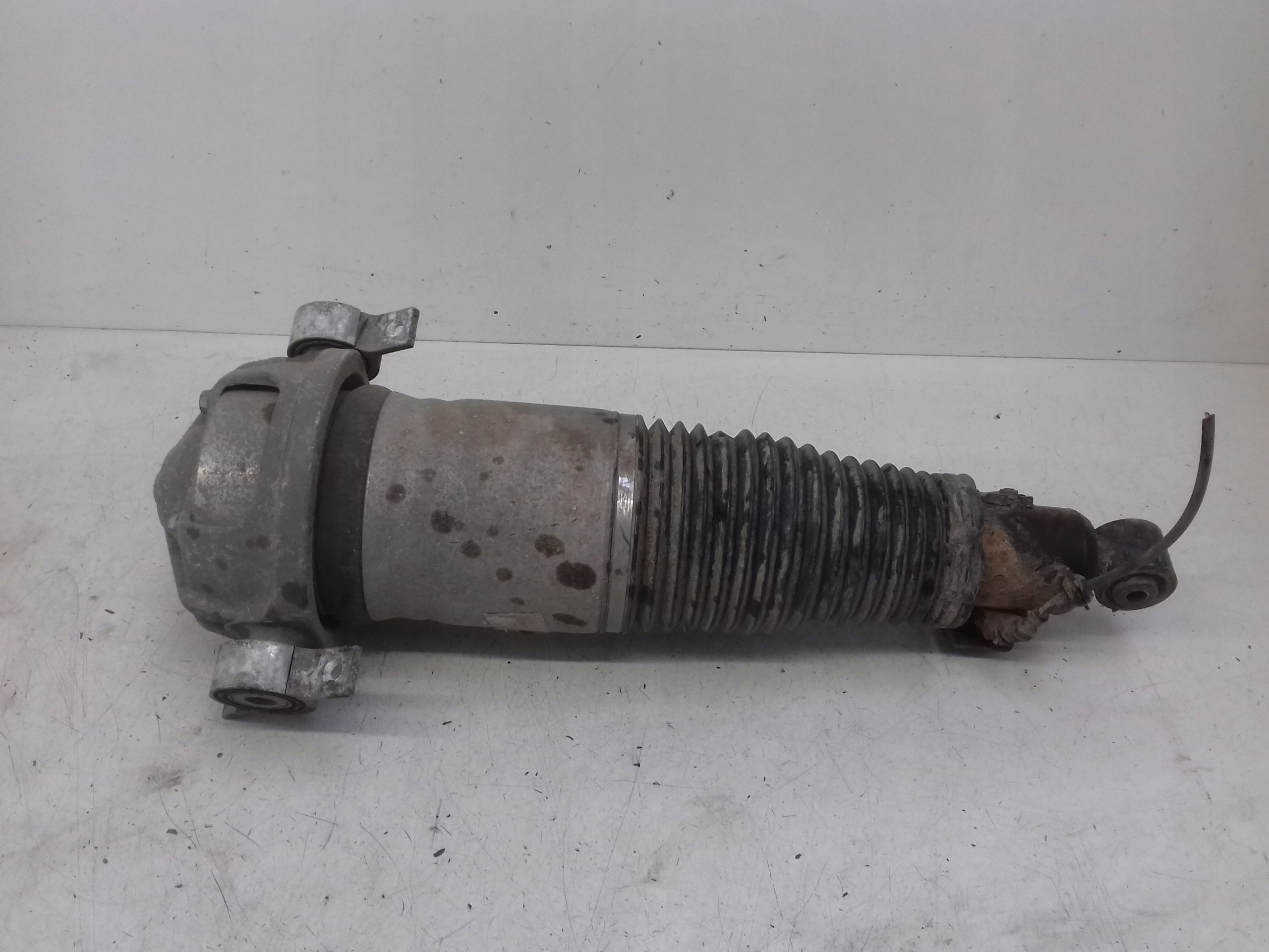 shock absorber pneumatic right rear part VW Touareg