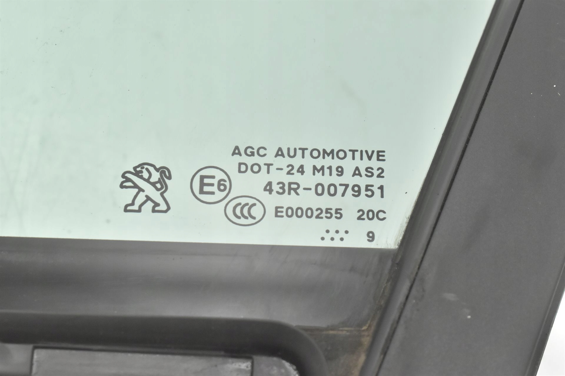 TRÓJKĄT SZYBA DRZWI LEWY PRZÓD MAŁA 9801476080 PEUGEOT 208 2019 Producent części Peugeot OE