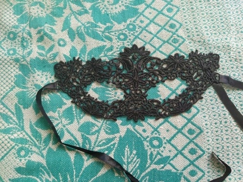 SEKSOWNA KORONKOWA MASKA NA OCZY OPASKA PANIEŃSKIE Postać/temat inny