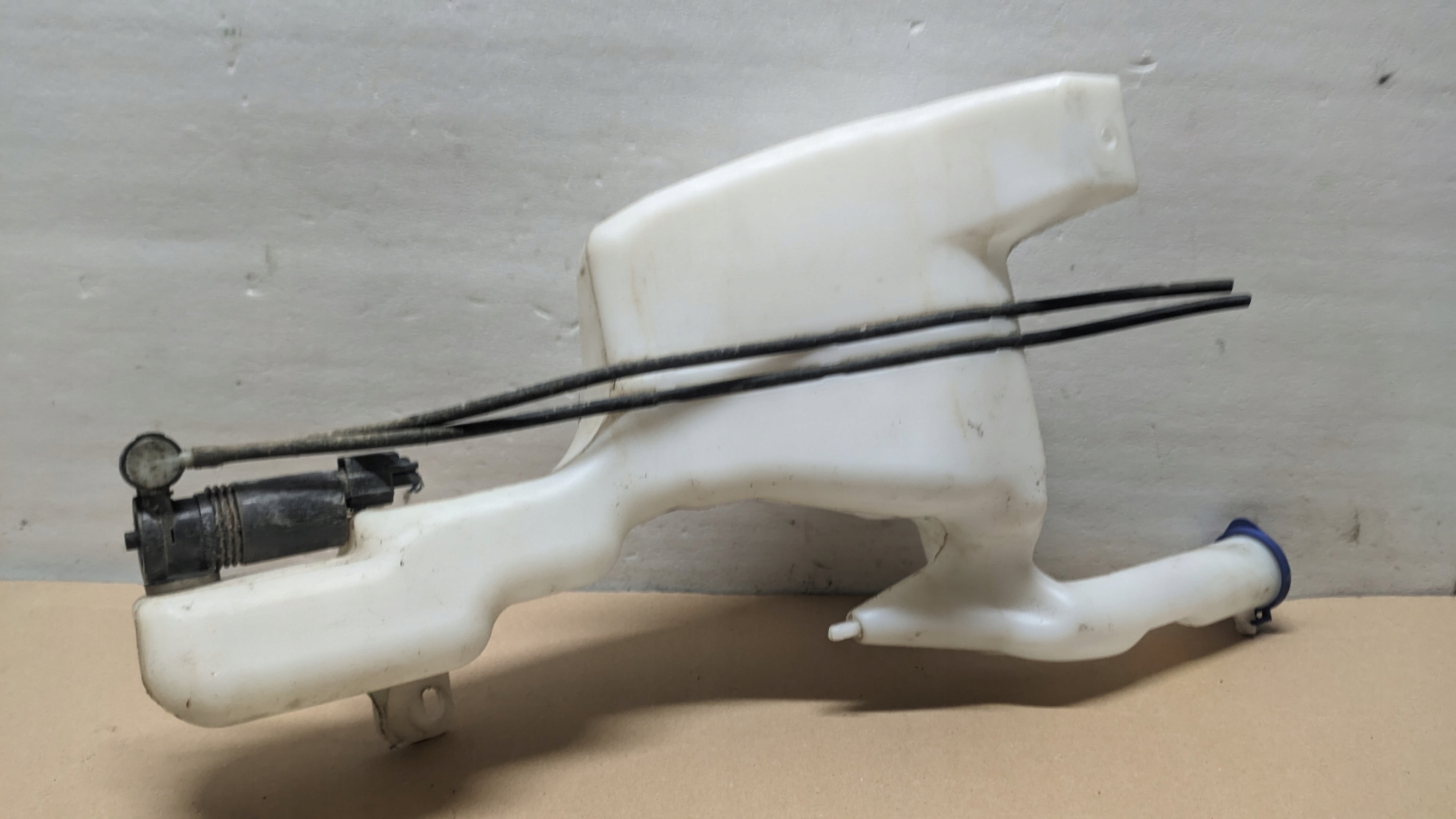 FORD B-MAX 12R 1.0 EB washer fluid tank 8A6117B613-AF