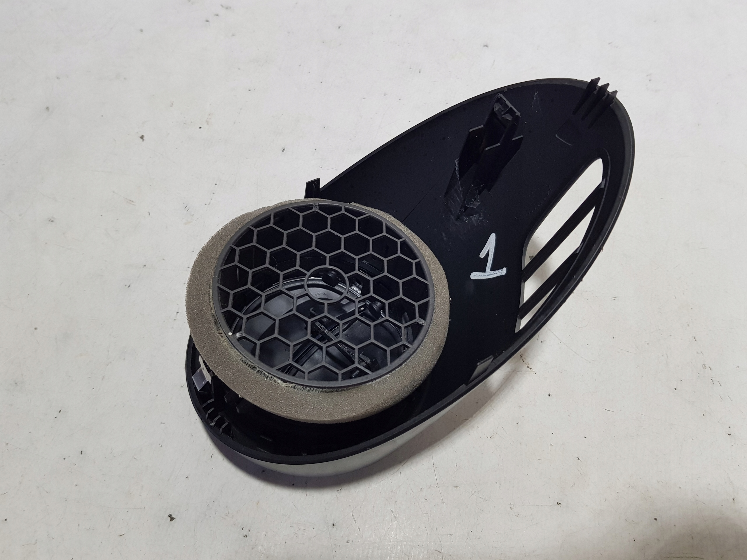 grid air conditioning devices left RENAULT ZOE II 687636641R