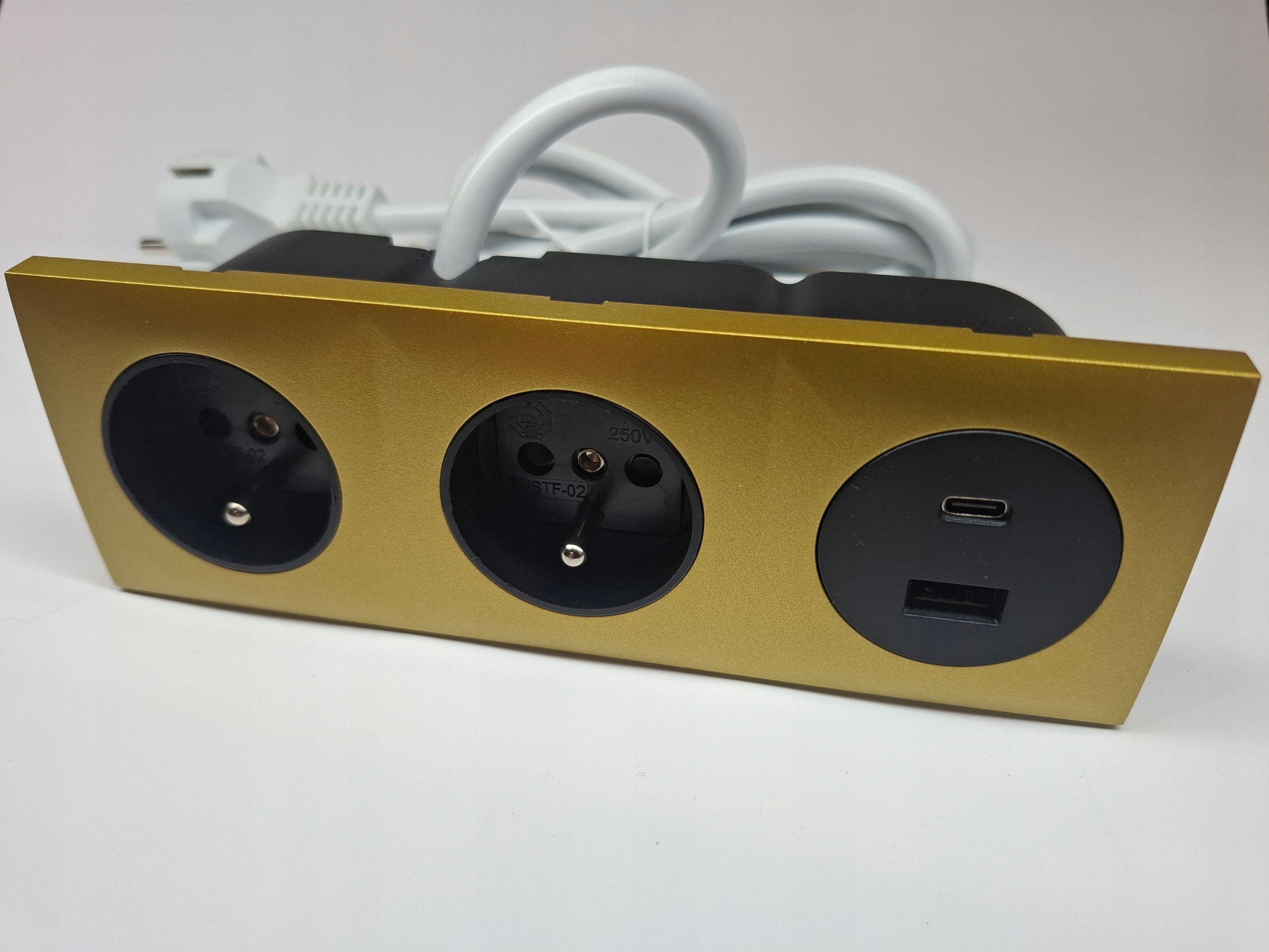 Elektrická trojitá zásuvka 2x230V 2USB zapuštěný nábytkový port, zlatá