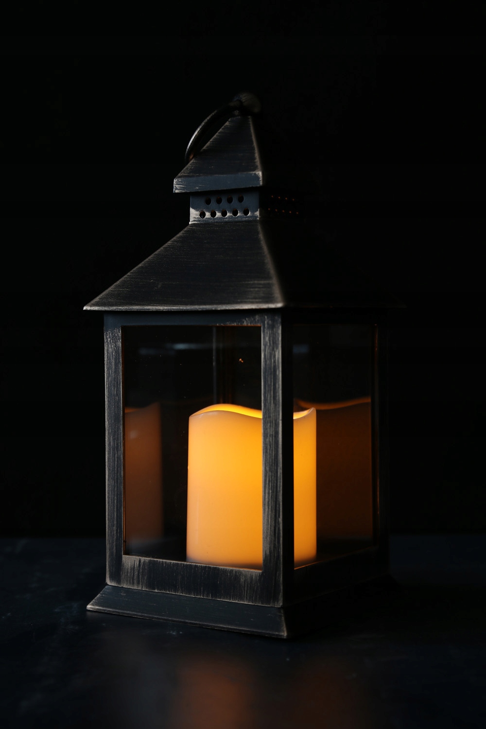 Latarnia, lampion. Świeca LED. Złoty. Mniejszy Kolor biały odcienie szarości i srebra