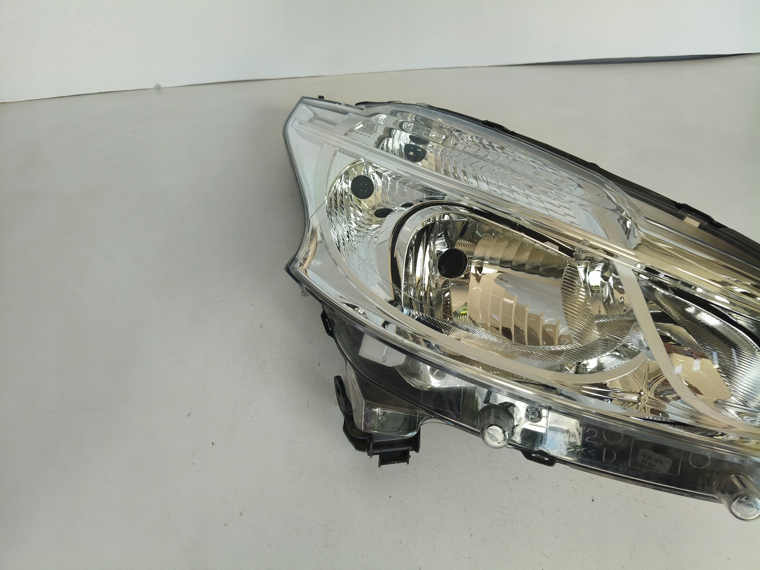 light right REFLEKTOR PEUGEOT 208 12-15