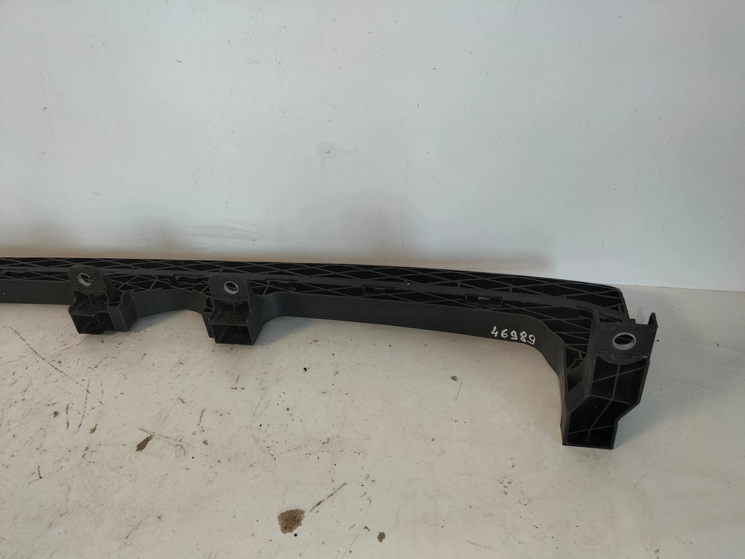 bumper bracket front console central grille VW PASSAT B7 10-14