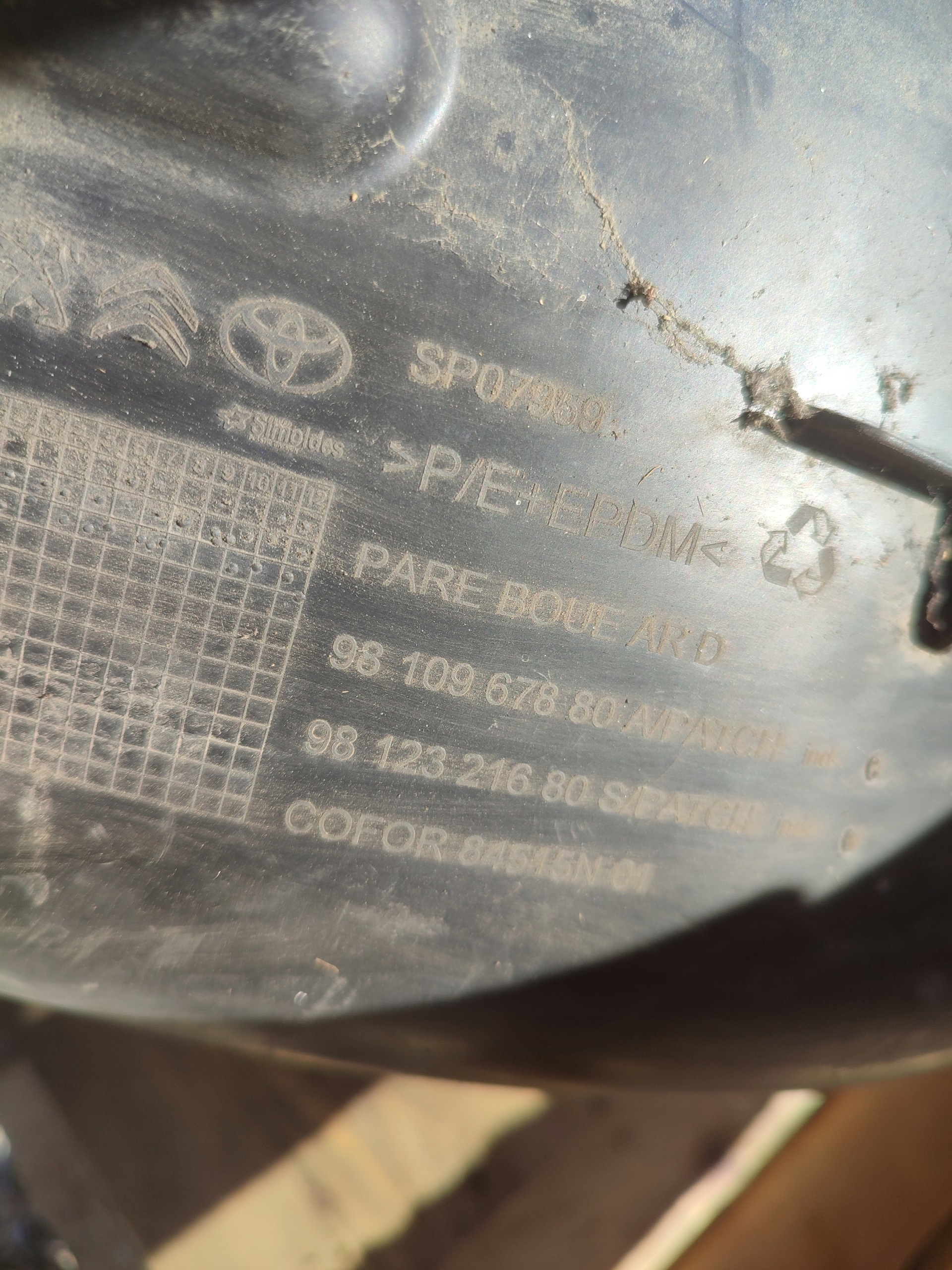 mudguard right rear part OPEL VIVARO C EXPERT III JUMPY III PROACE II 9810967880