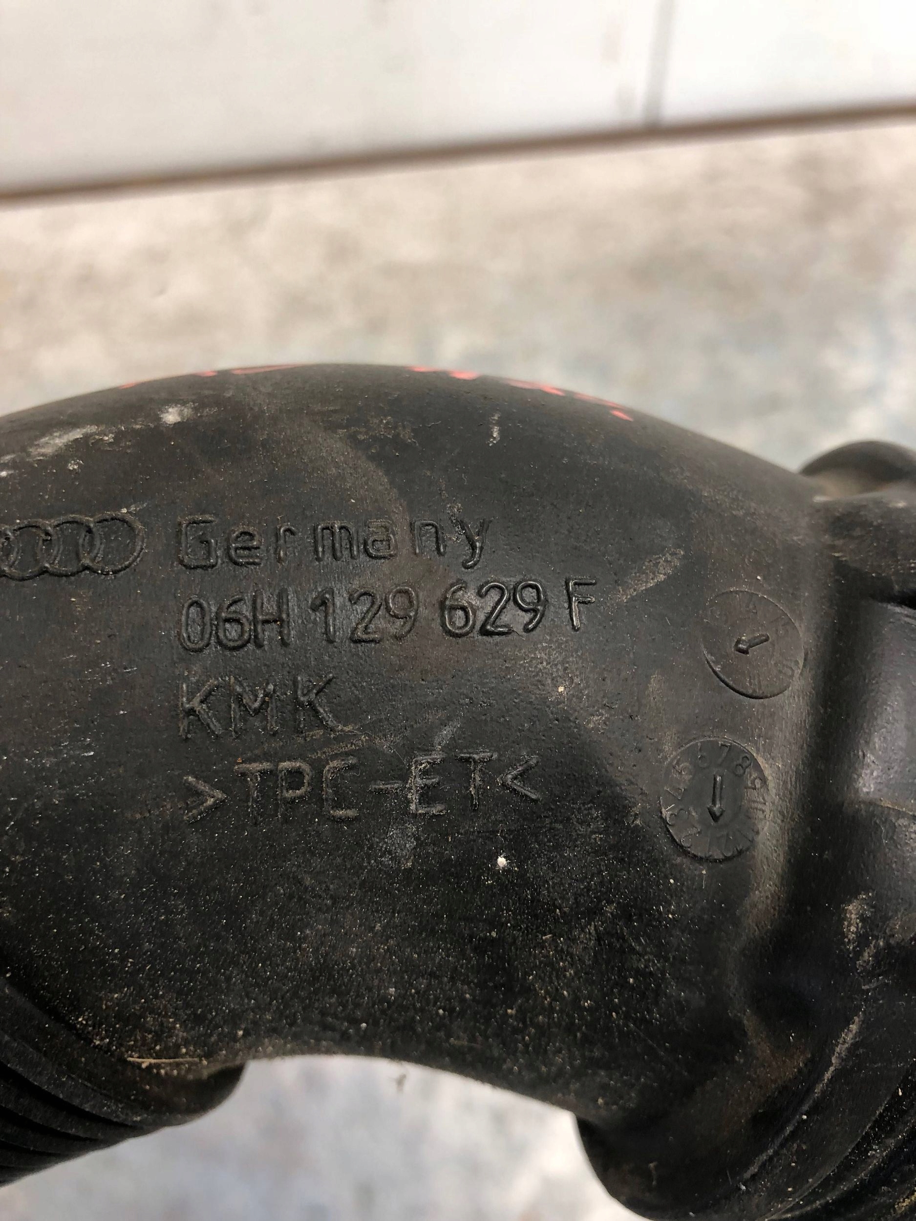 pipe air hose AUDI A4 B8 A5 06H129629F