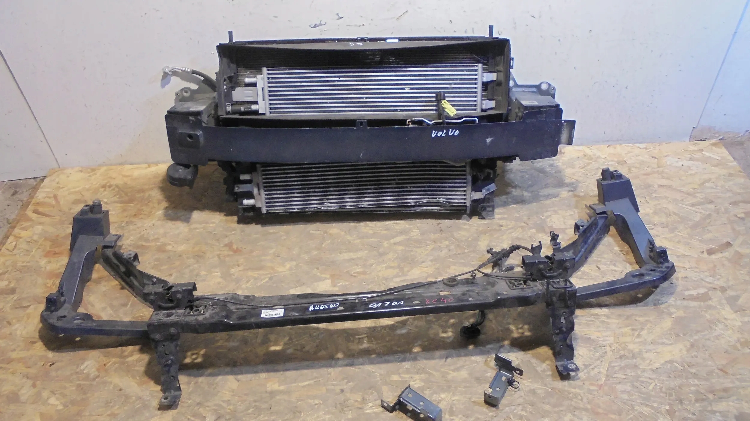 Pas przedni Volvo XC40 2.0B Hybrid 17-