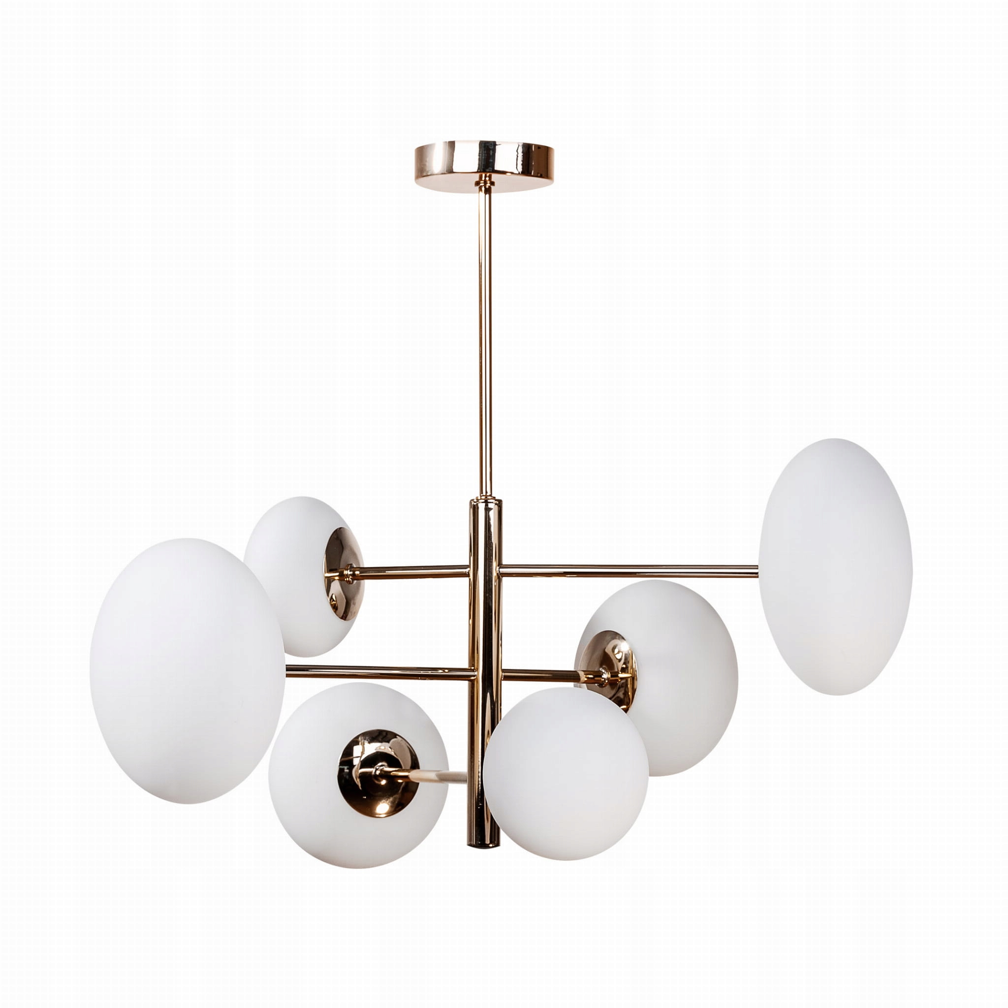 Efektní lampa se zlatými rameny zakončenými bílými stínítky Omi v obývacím pokoji