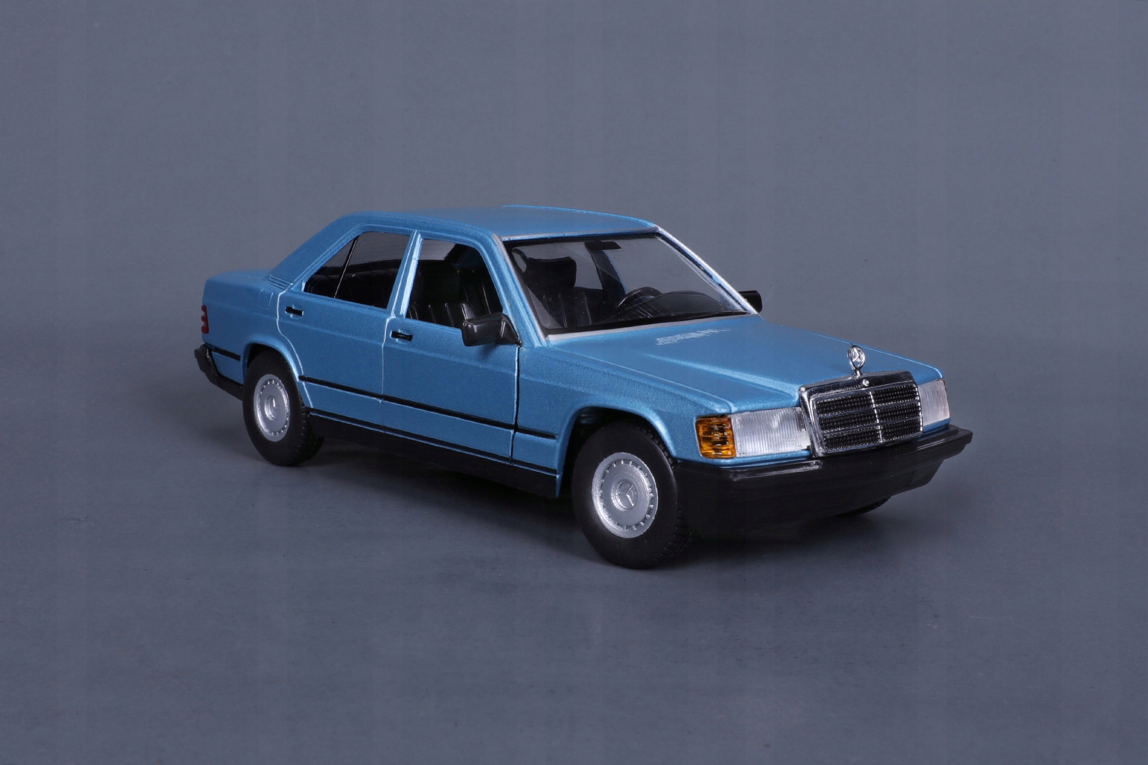 Mercedes-Benz 190E 1987 1:24 Bburago 18-21103 NIEBIESKI MODEL SAMOCHODU Stan opakowania oryginalne
