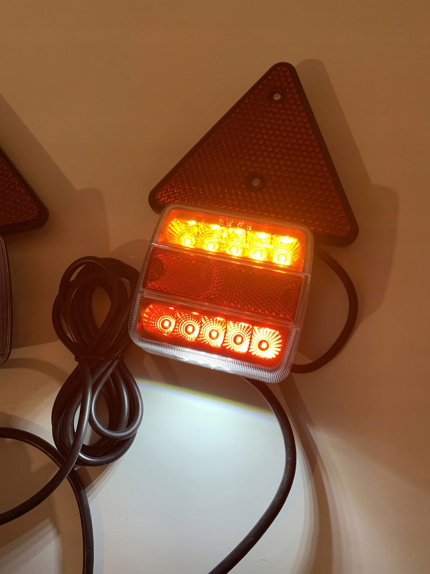 LAMPY LED ZESPOLONE TYŁ MAGNES TRÓJKĄT KABEL WTYK Numer katalogowy części AT-674