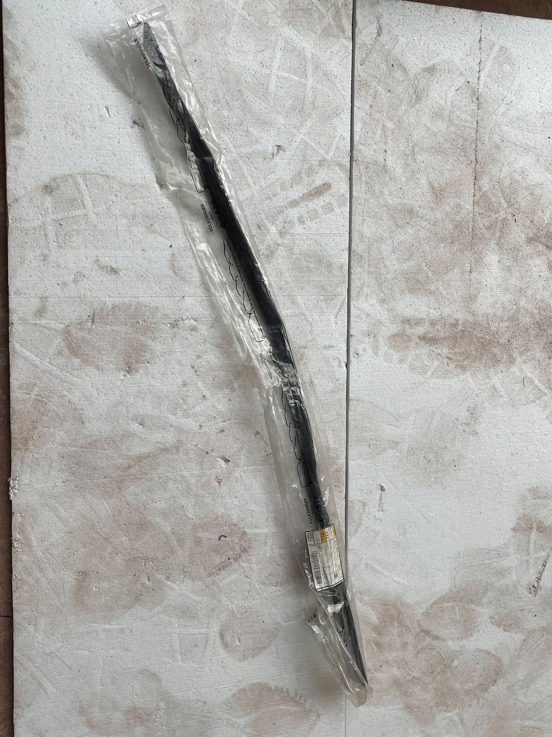 SEAT LEON IV gasket dust windows right front 5FA837477 !J