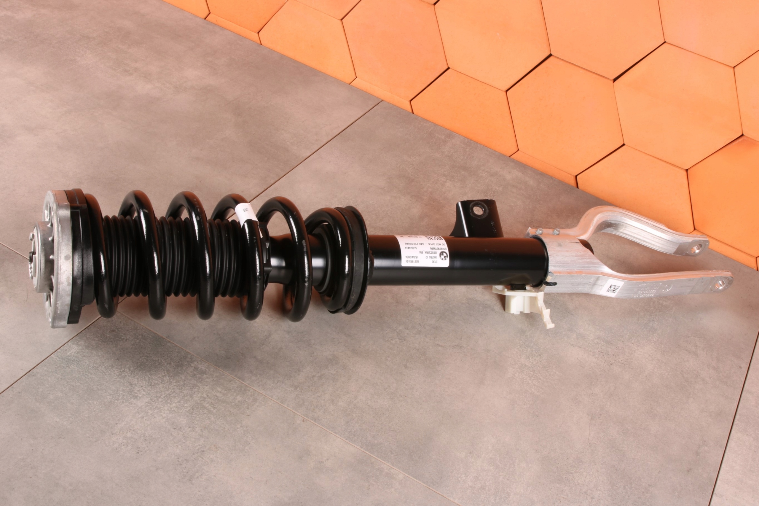 BMW iX I20 xDrive50 XE2 shock absorber left front front 6891995 6447 km !!!