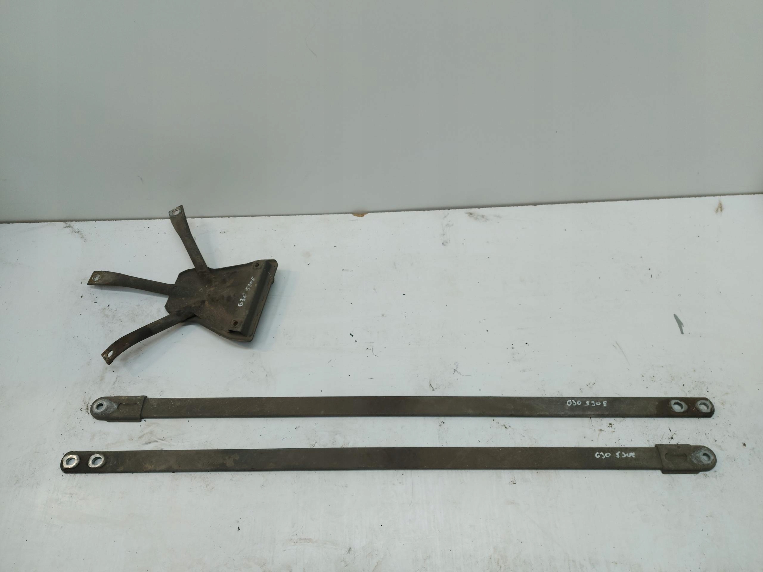 BMW G30 530E brace console 740127004