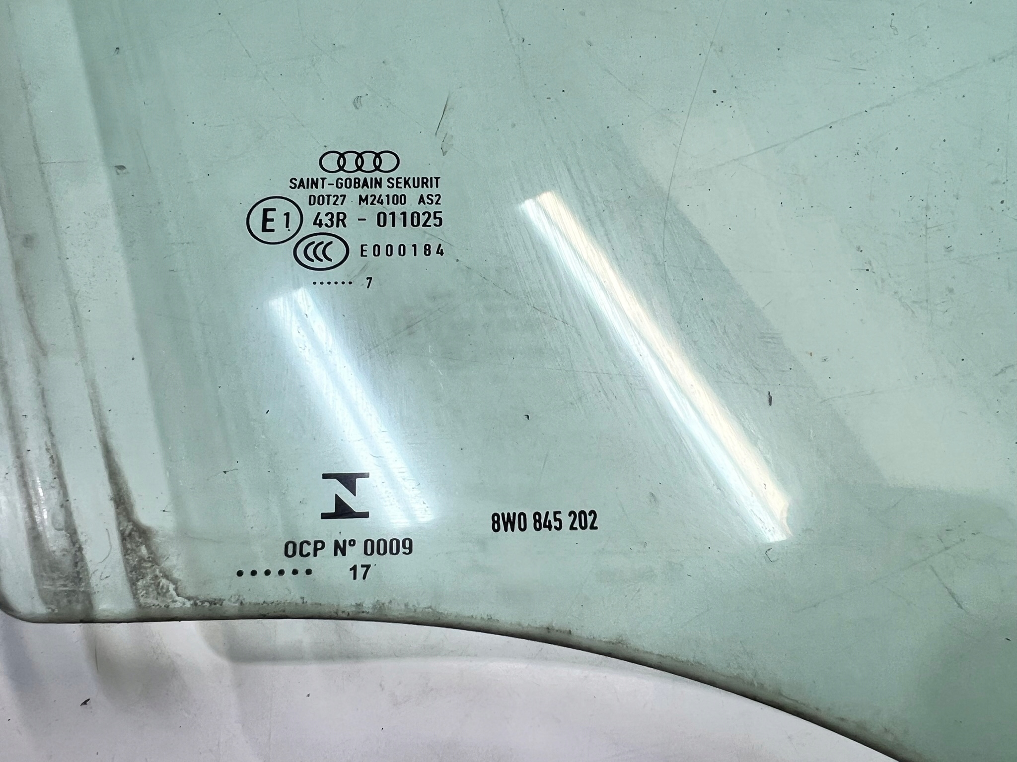 window side door right front AUDI A4 B9 8W0845202 2017R