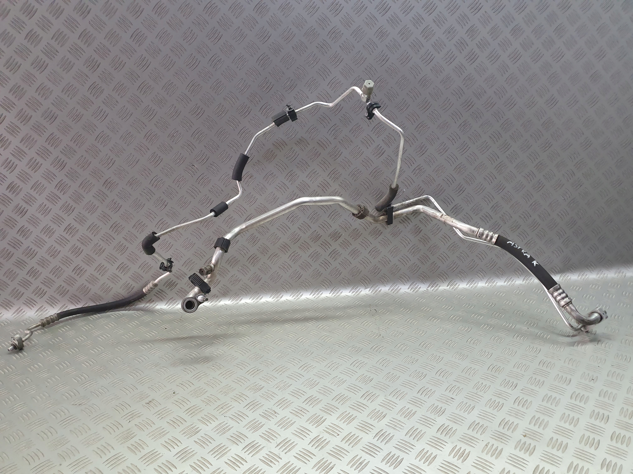 ТРУБОПРОВОД КЛИМАТИЗАЦИИ ДЛИННЫЙ OPEL ASTRA K 1.4 TURBO