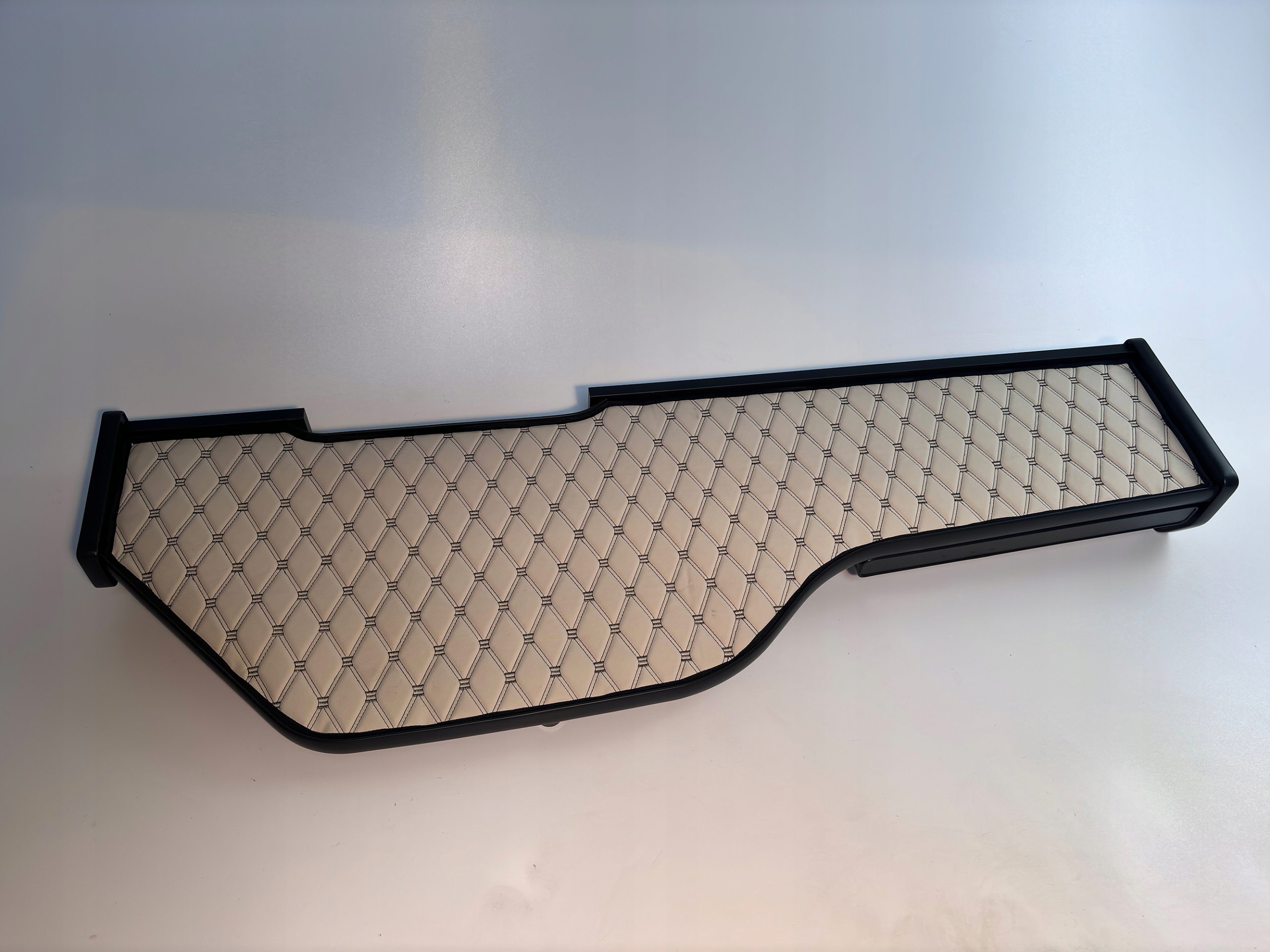 Police, stolek na kokpit Tir Daf Xf 106 Skaj Royal