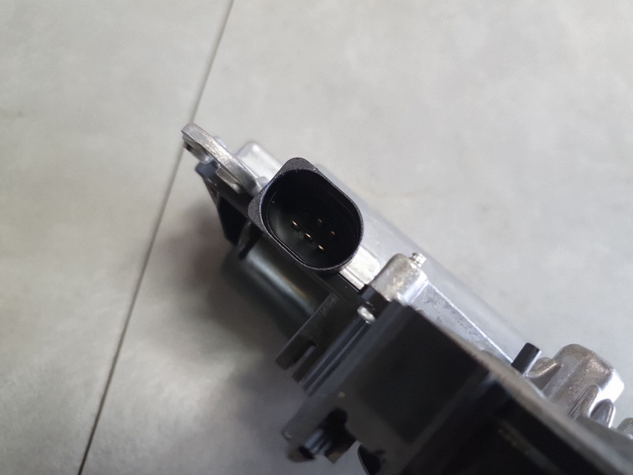 Audi Q7 4M lock dociag bonnet boot 4M0827506D 4M0827887B