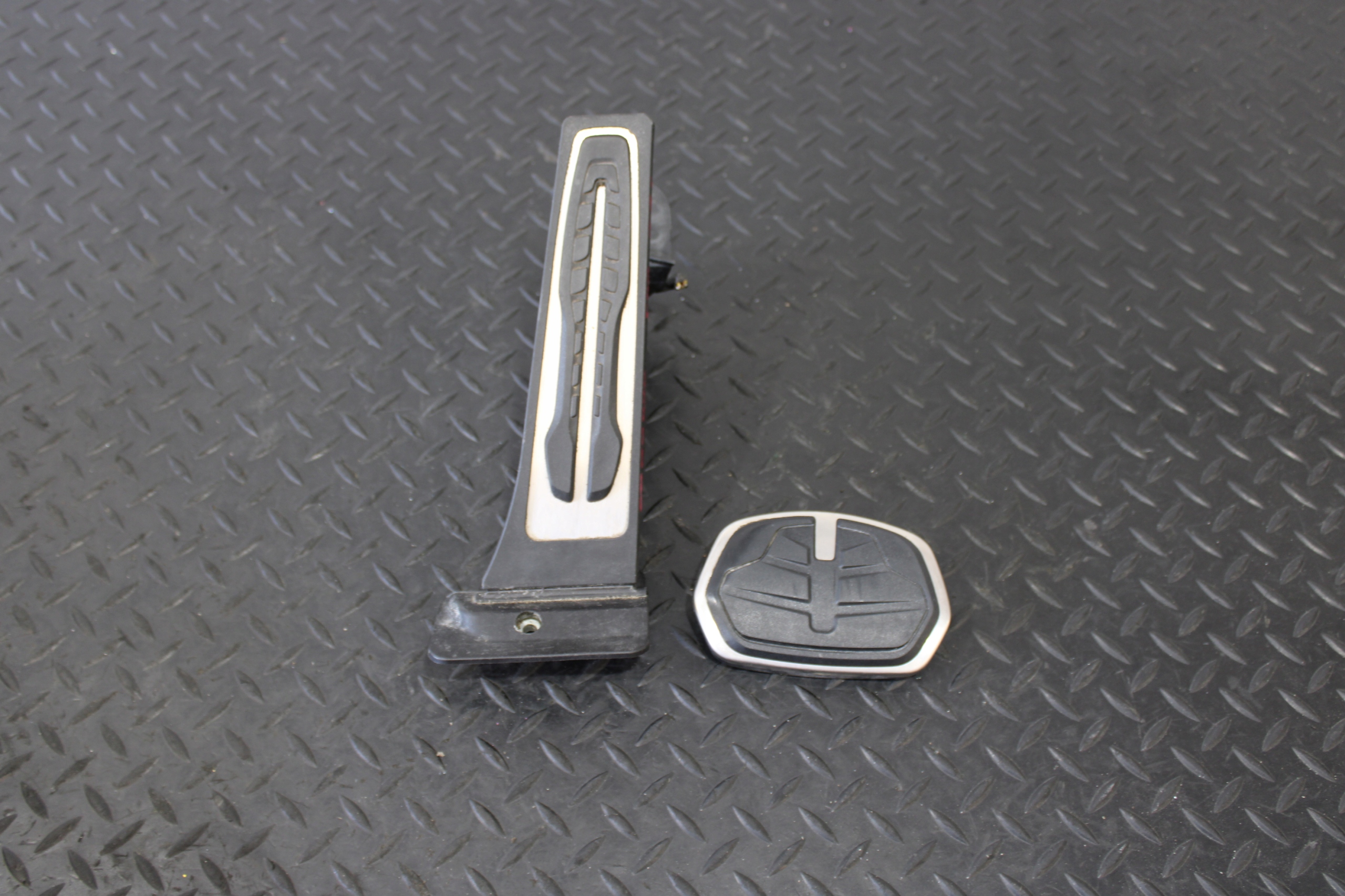 accelerator pedal caps BMW 1 F40 6889820