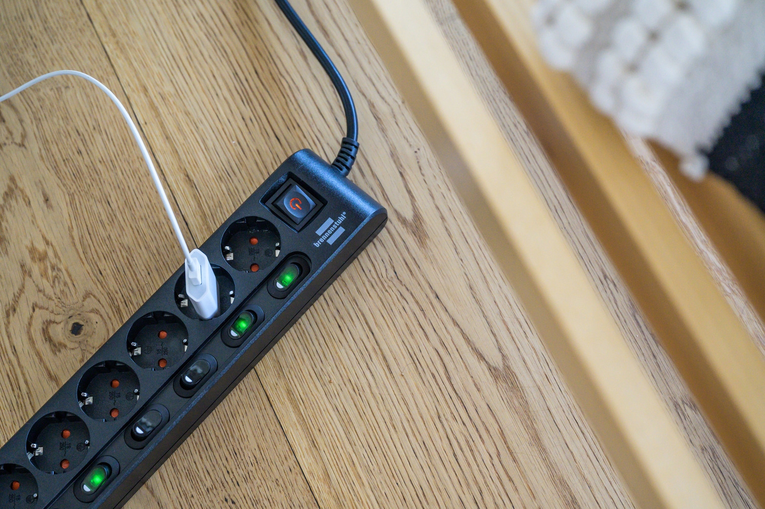 LISTWA ZASILAJĄCA PRZEDŁUŻACZ 2M 6 GNIAZD OSOBNE INDYWIDUALNE WYŁĄCZNIKI Kolor czarny