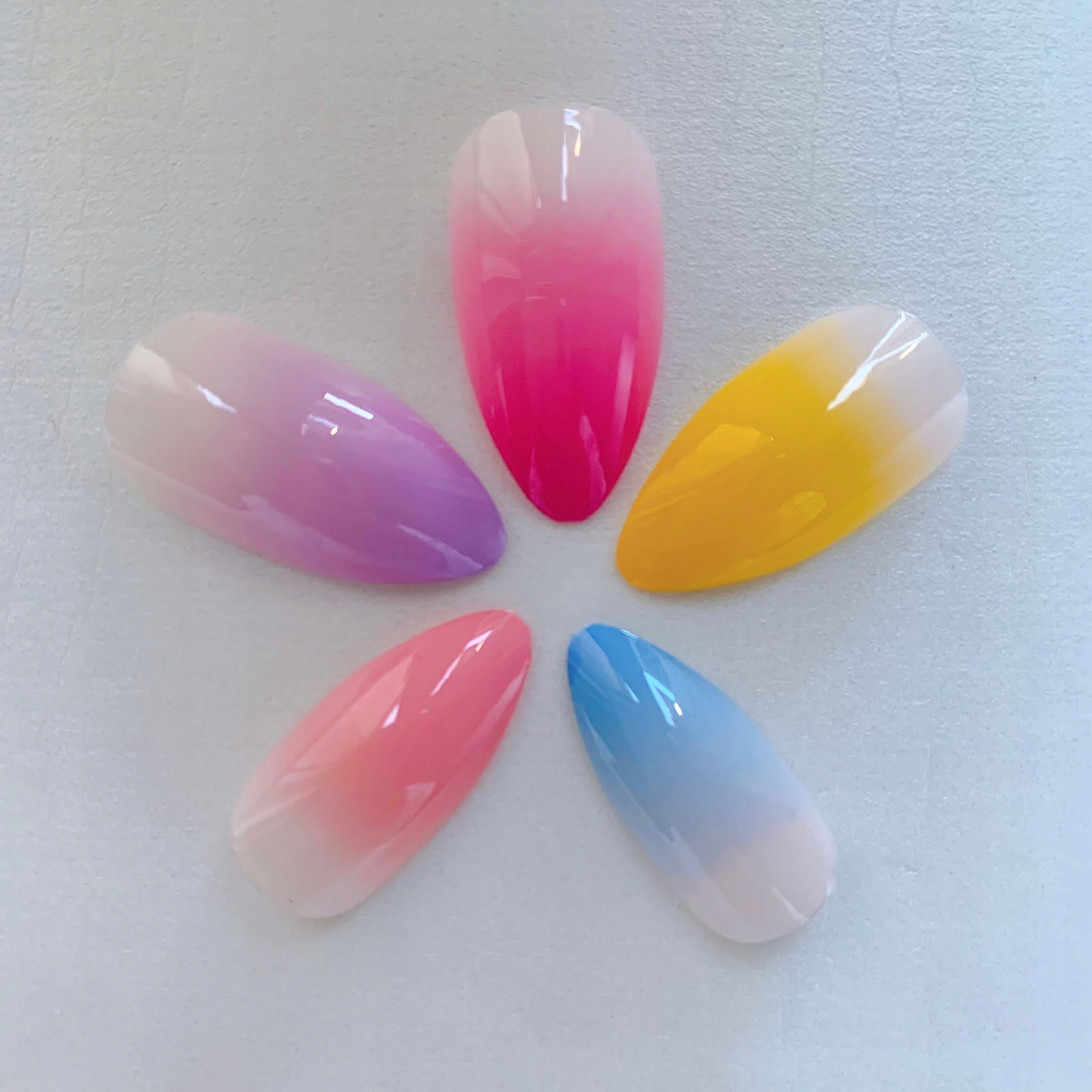 PAZNOKCIE SZTUCZNE TIPSY OMBRE KOLOROWE LETNIE WIOSENNE Z KLEJEM 24SZT Marka Deni Carte