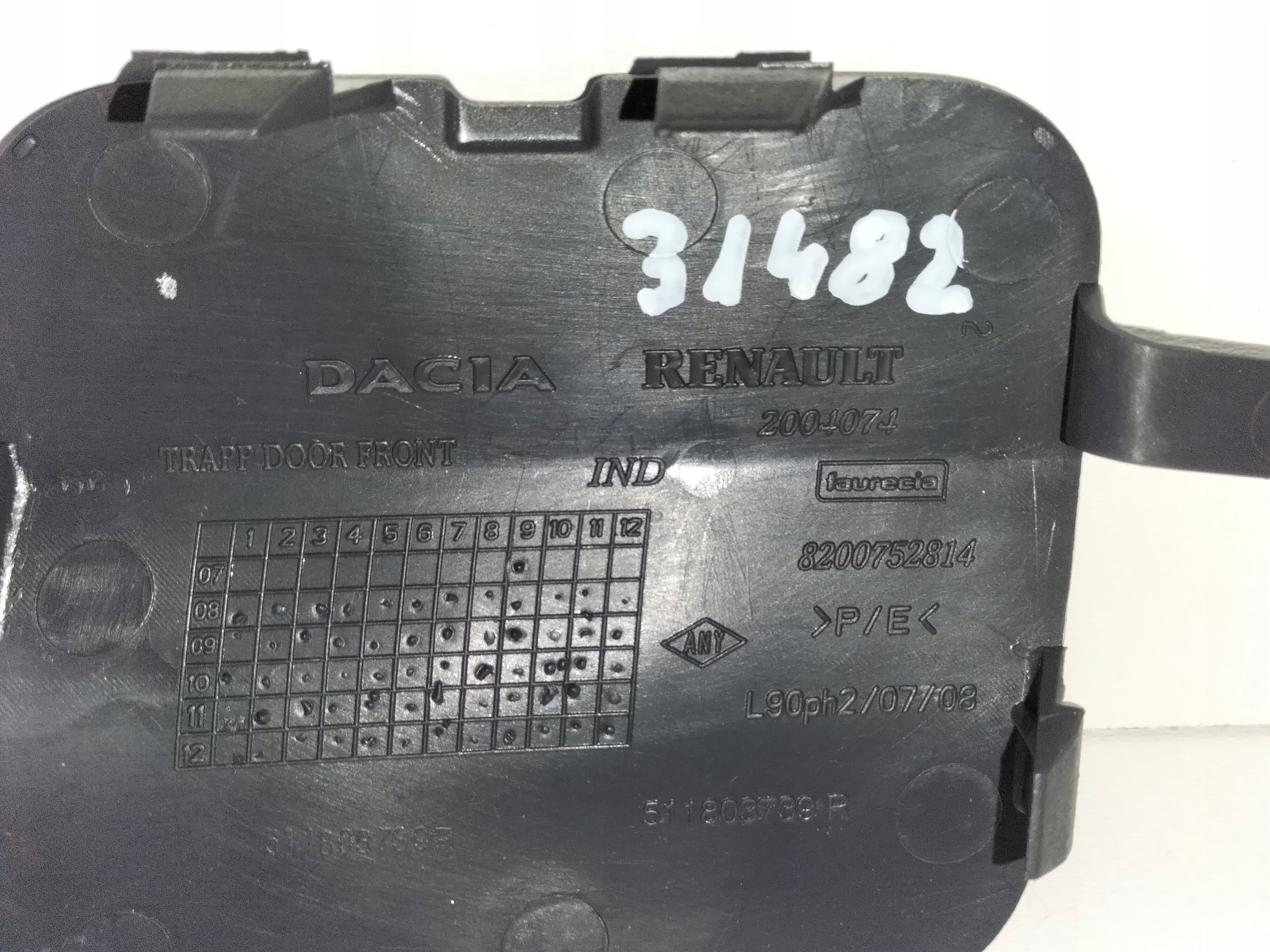 ABSCHLEPPÖSE DER STOSSSTANGE VORNE DACIA LOGAN MCV LIFT 09-12
